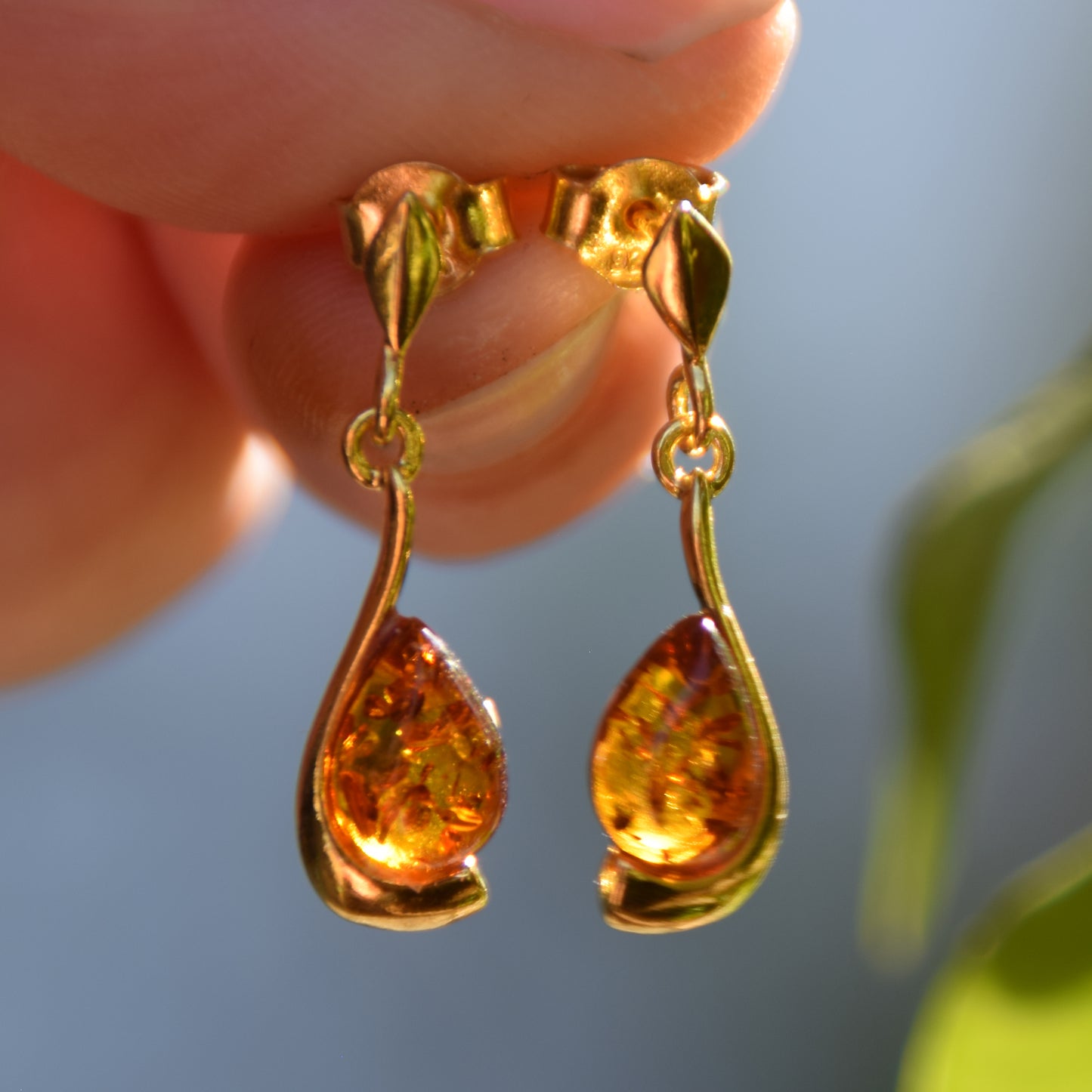 Orecchini a goccia con Ambra naturale color cognac e Argento 925 placcato in Oro 18k, MJ Baltica, BZK051