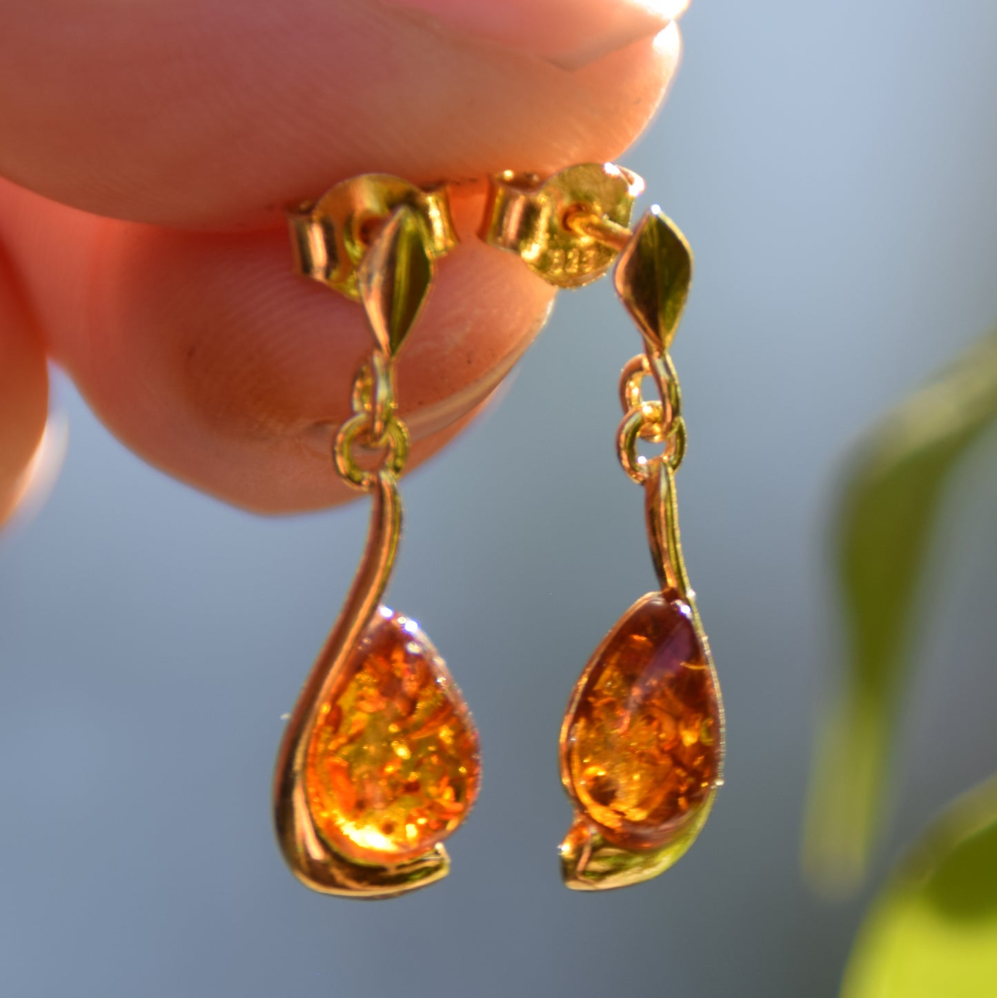 Orecchini a goccia con Ambra naturale color cognac e Argento 925 placcato in Oro 18k, MJ Baltica, BZK051