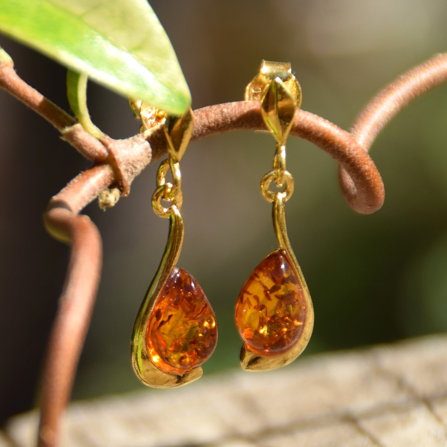 Orecchini a goccia con Ambra naturale color cognac e Argento 925 placcato in Oro 18k, MJ Baltica, BZK051