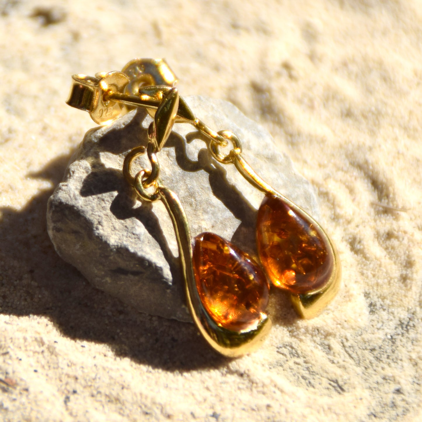 Orecchini a goccia con Ambra naturale color cognac e Argento 925 placcato in Oro 18k, MJ Baltica, BZK051