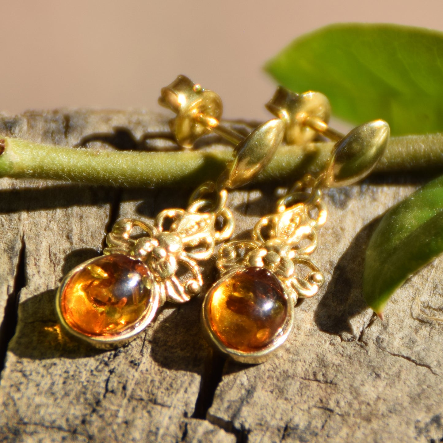 Sweet dangling earrings in natural cognac-colored Amber and 18k Gold-plated 925 Silver, MJ Baltica, BZK055