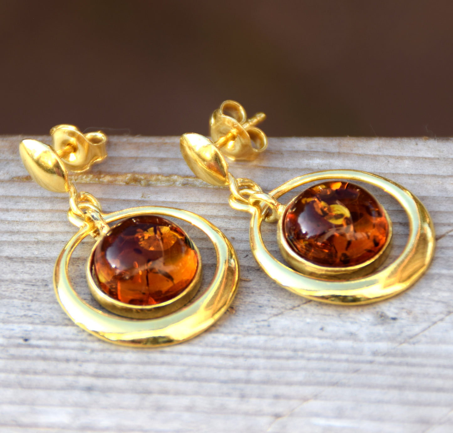Grandi orecchini con gemma rotonda in Ambra naturale color cognac e Argento 925 placcato in Oro 18k, MJ Baltica, BZK063
