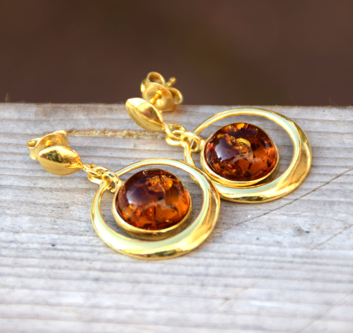 Grandi orecchini con gemma rotonda in Ambra naturale color cognac e Argento 925 placcato in Oro 18k, MJ Baltica, BZK063