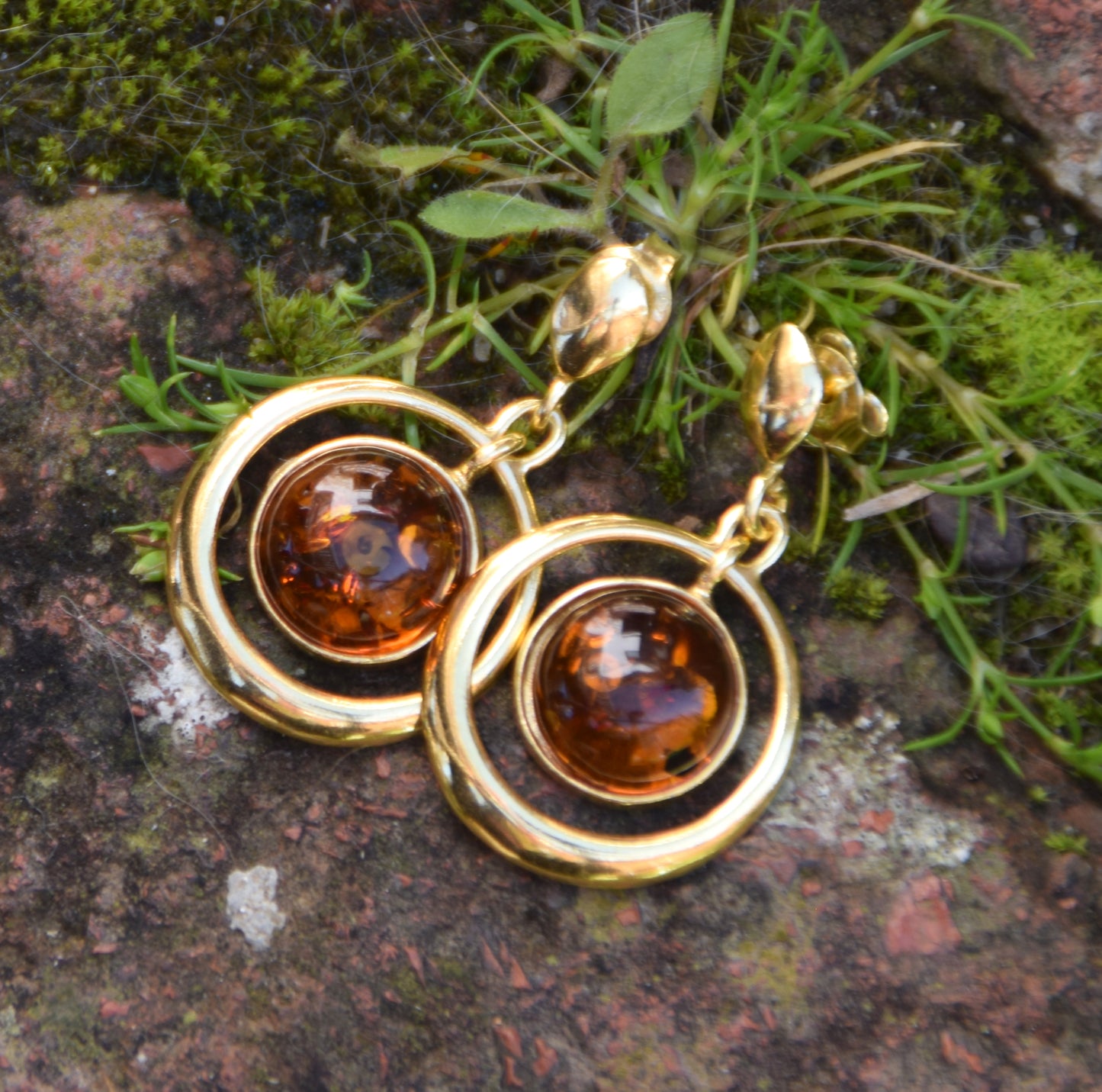 Grandi orecchini con gemma rotonda in Ambra naturale color cognac e Argento 925 placcato in Oro 18k, MJ Baltica, BZK063