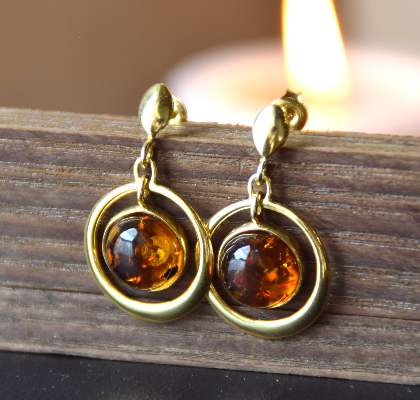 Grandi orecchini con gemma rotonda in Ambra naturale color cognac e Argento 925 placcato in Oro 18k, MJ Baltica, BZK063