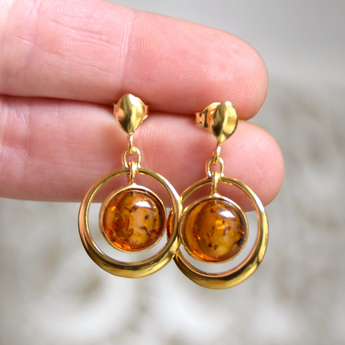 Grandi orecchini con gemma rotonda in Ambra naturale color cognac e Argento 925 placcato in Oro 18k, MJ Baltica, BZK063