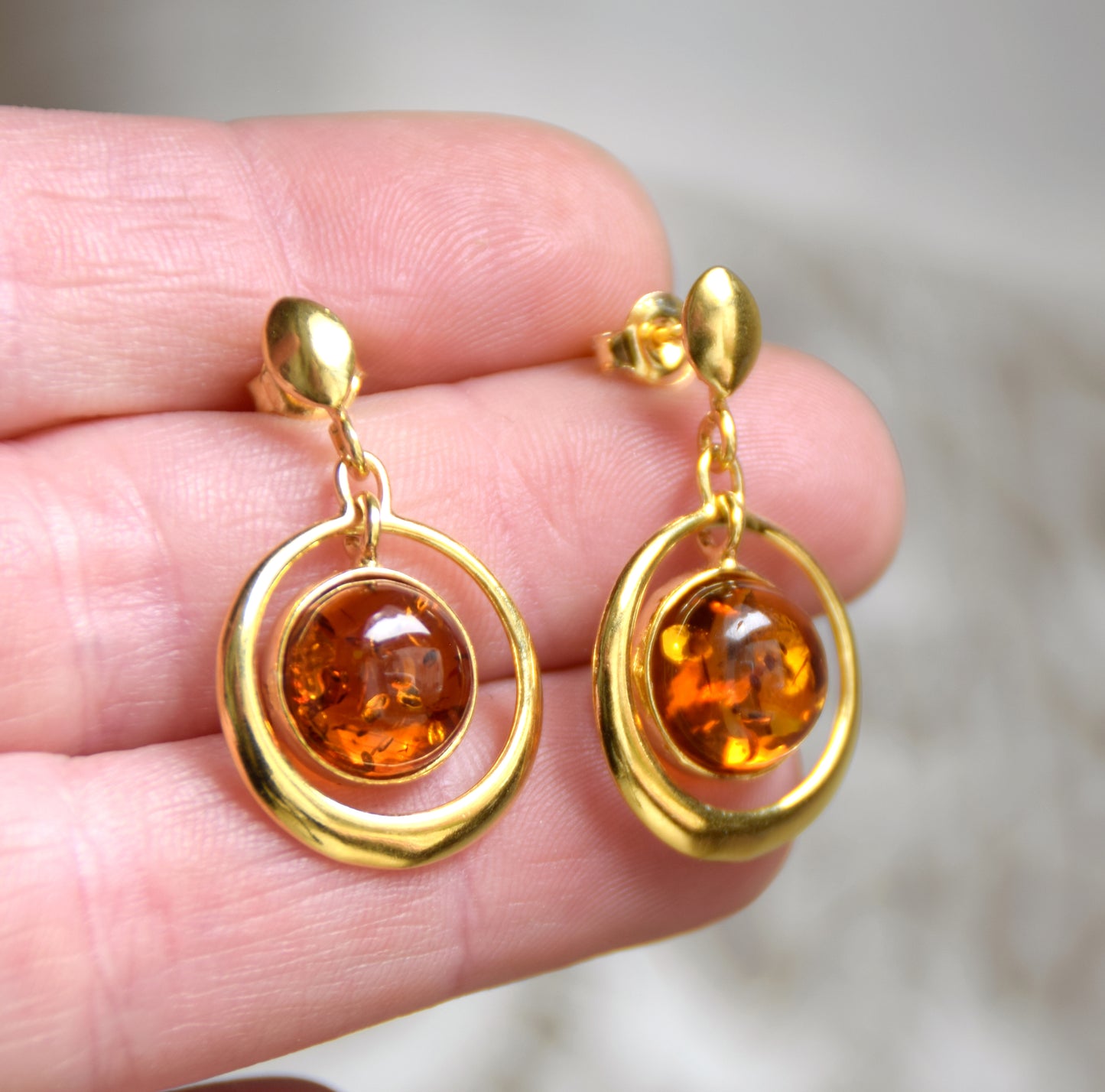 Grandi orecchini con gemma rotonda in Ambra naturale color cognac e Argento 925 placcato in Oro 18k, MJ Baltica, BZK063