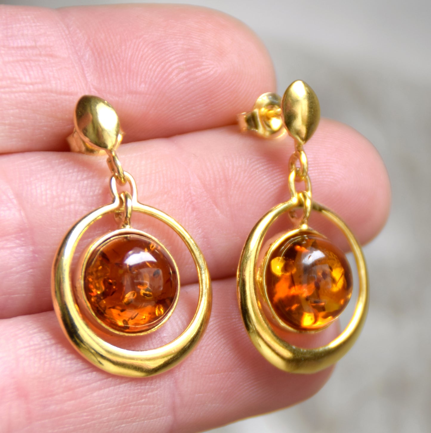 Grandi orecchini con gemma rotonda in Ambra naturale color cognac e Argento 925 placcato in Oro 18k, MJ Baltica, BZK063