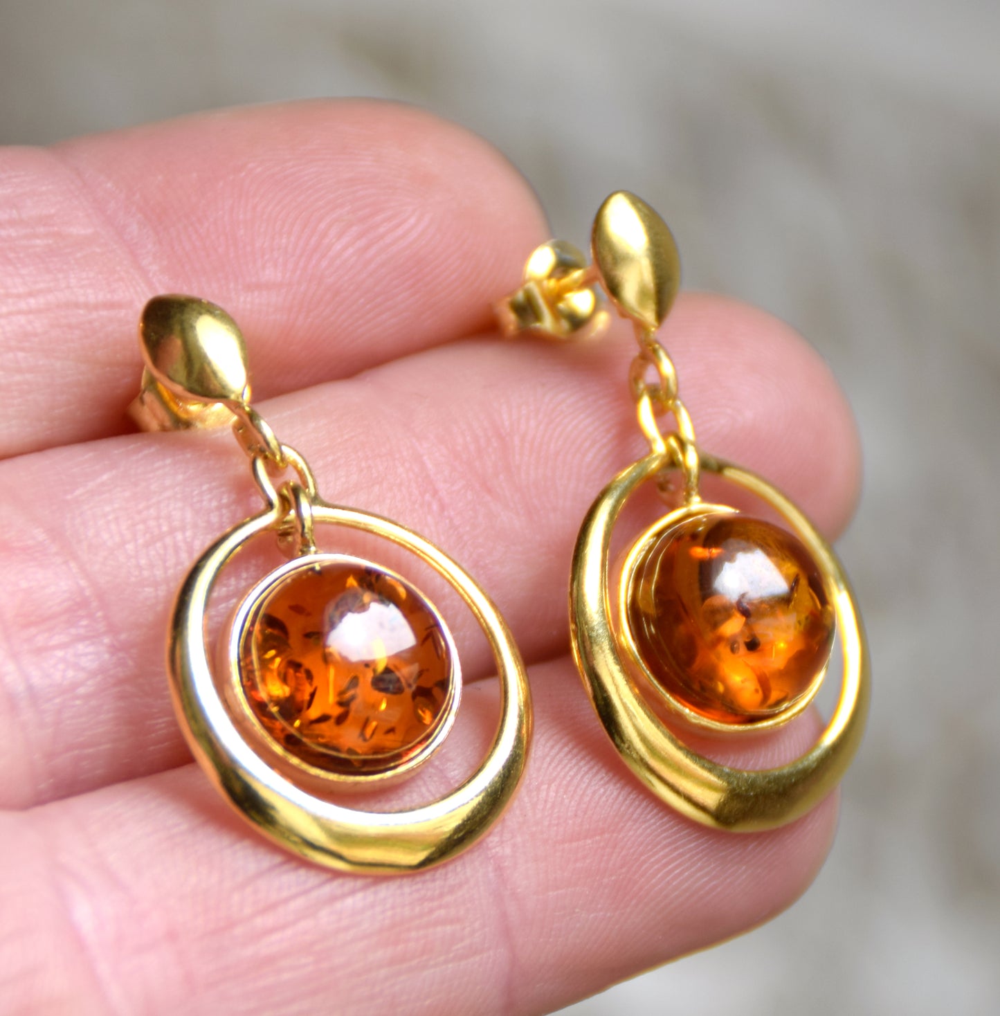 Grandi orecchini con gemma rotonda in Ambra naturale color cognac e Argento 925 placcato in Oro 18k, MJ Baltica, BZK063