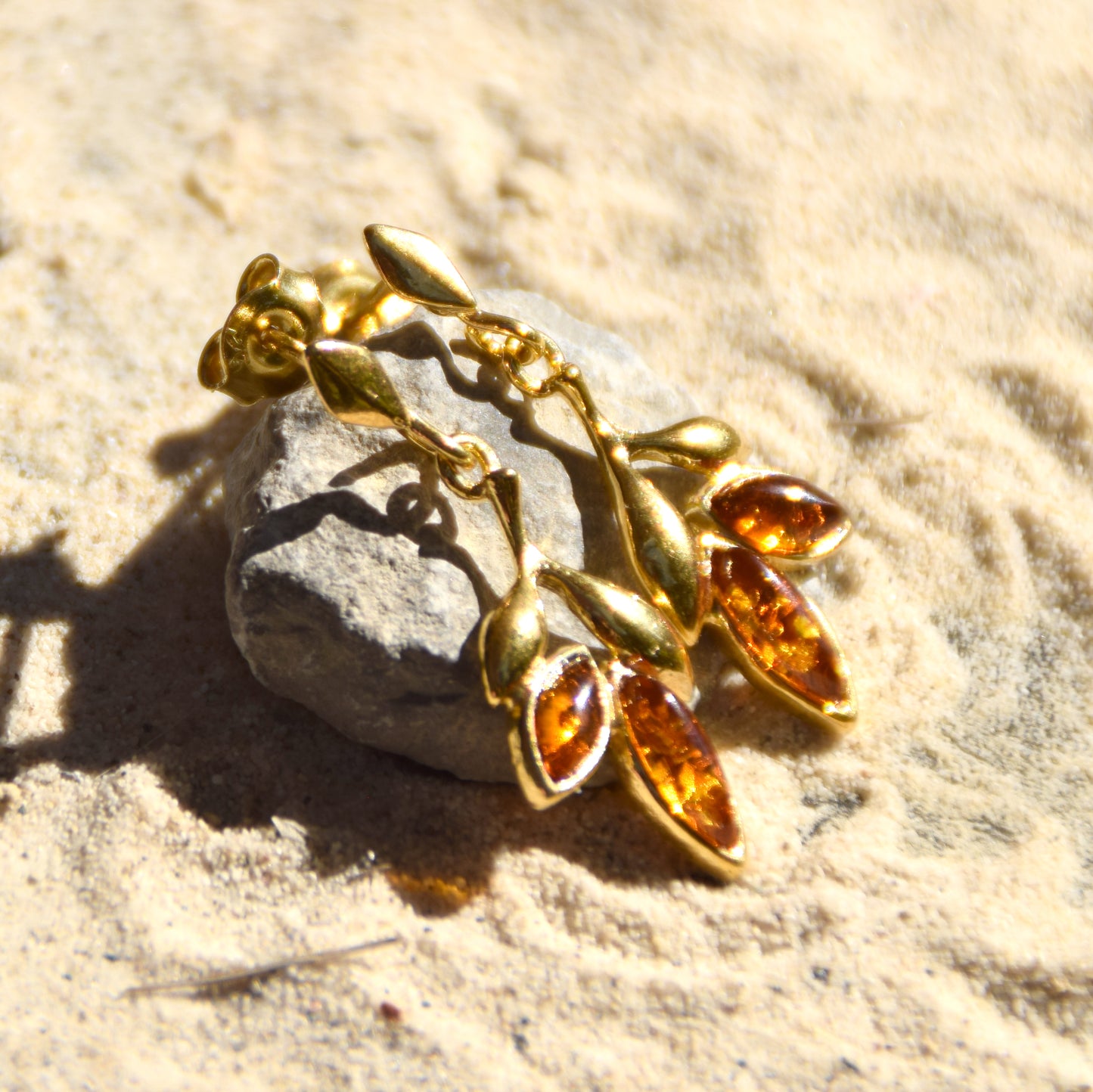 Orecchini floreali con Ambra naturale color cognac e Argento 925 placcato in Oro 18k, MJ Baltica, BZK064