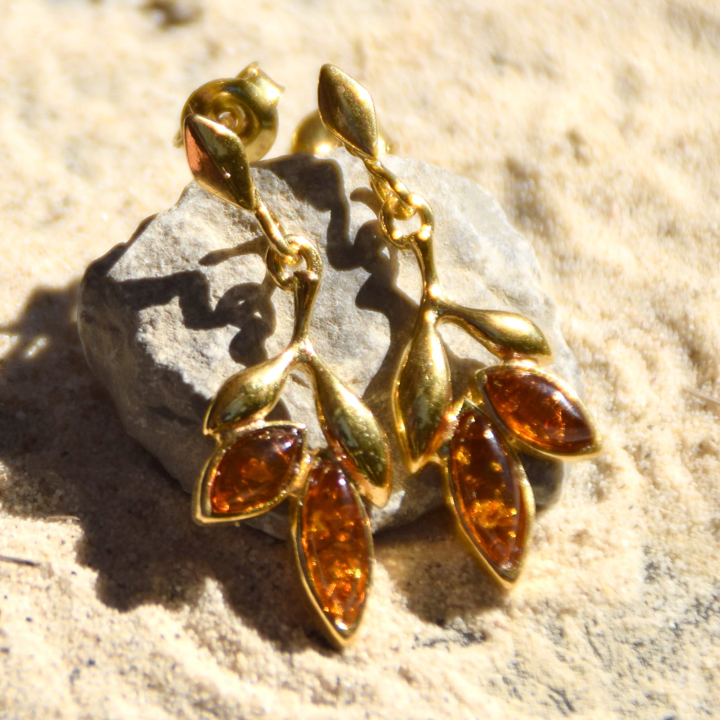 Orecchini floreali con Ambra naturale color cognac e Argento 925 placcato in Oro 18k, MJ Baltica, BZK064