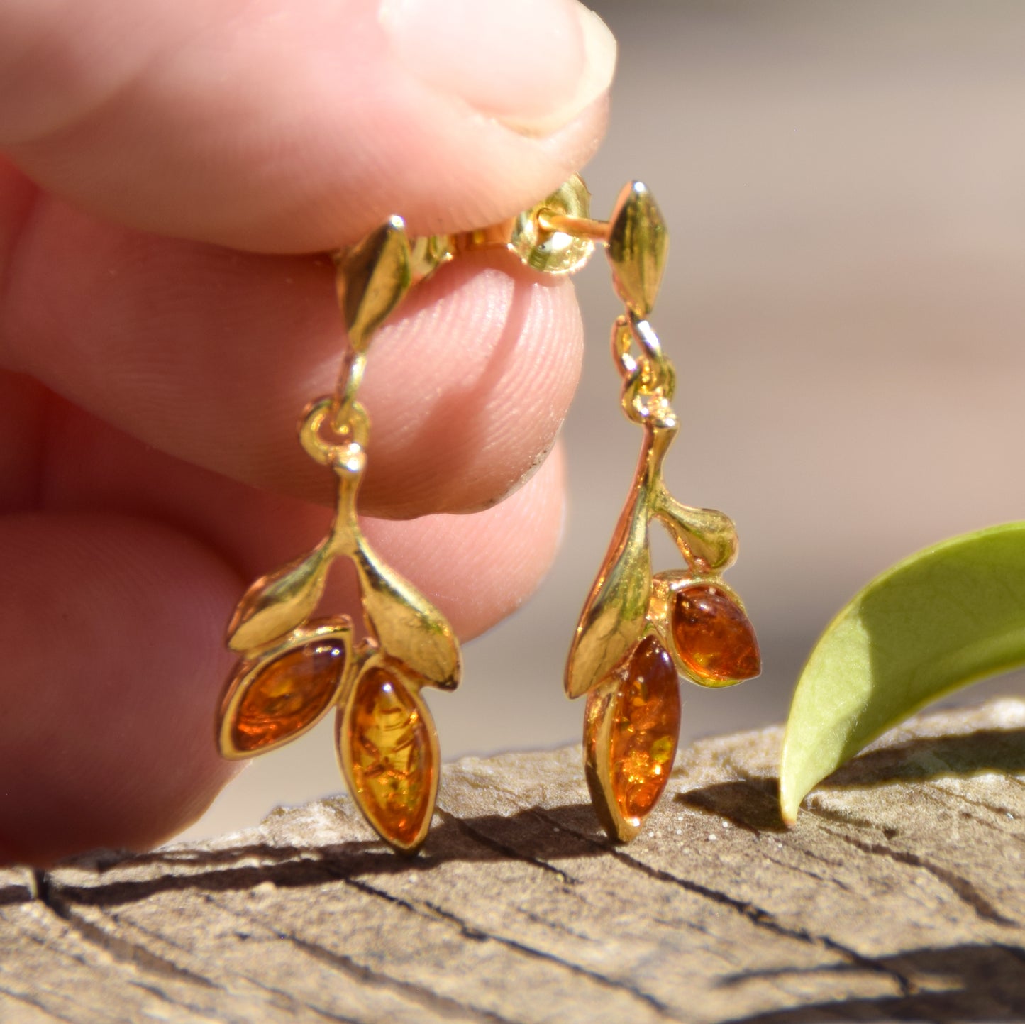 Orecchini floreali con Ambra naturale color cognac e Argento 925 placcato in Oro 18k, MJ Baltica, BZK064