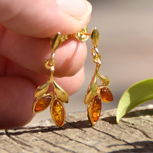 Orecchini floreali con Ambra naturale color cognac e Argento 925 placcato in Oro 18k, MJ Baltica, BZK064