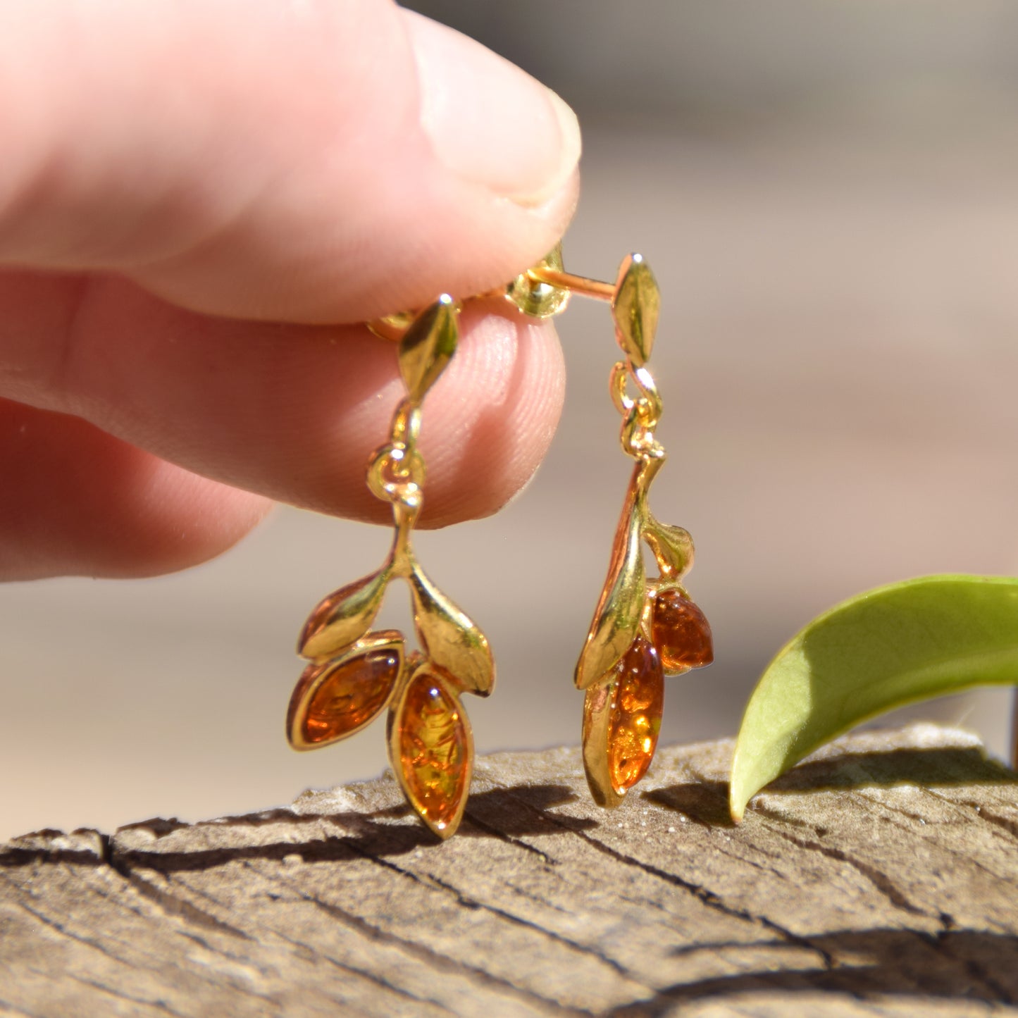 Orecchini floreali con Ambra naturale color cognac e Argento 925 placcato in Oro 18k, MJ Baltica, BZK064