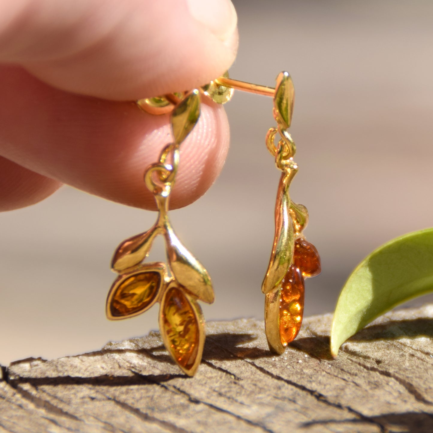 Orecchini floreali con Ambra naturale color cognac e Argento 925 placcato in Oro 18k, MJ Baltica, BZK064