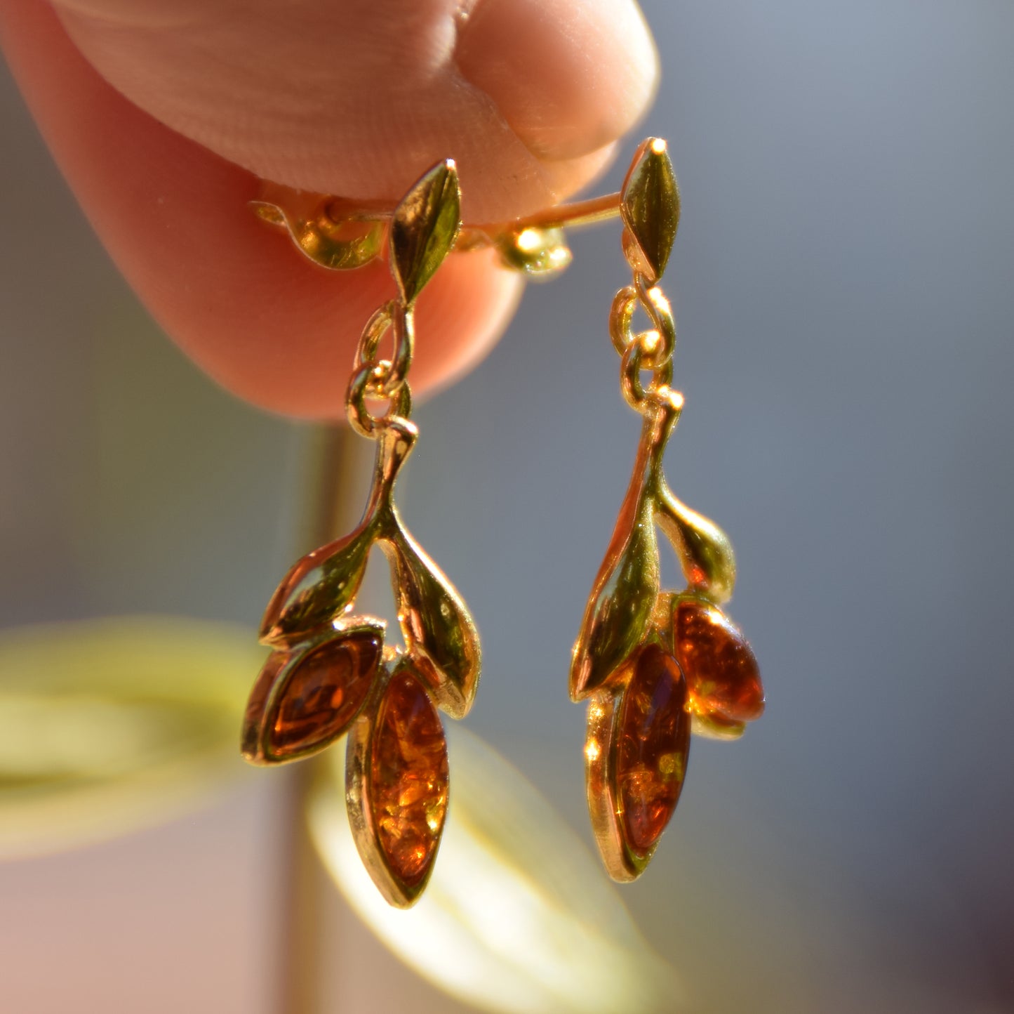 Orecchini floreali con Ambra naturale color cognac e Argento 925 placcato in Oro 18k, MJ Baltica, BZK064