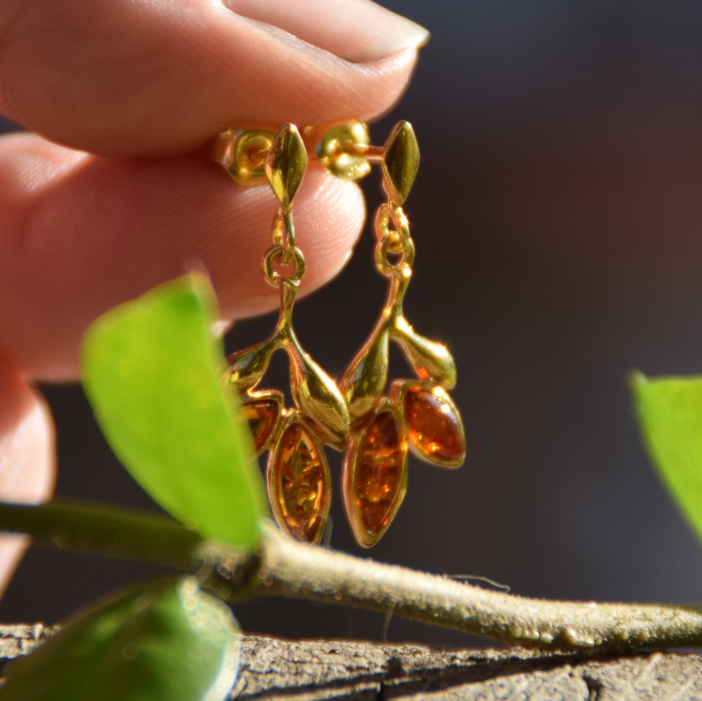 Orecchini floreali con Ambra naturale color cognac e Argento 925 placcato in Oro 18k, MJ Baltica, BZK064