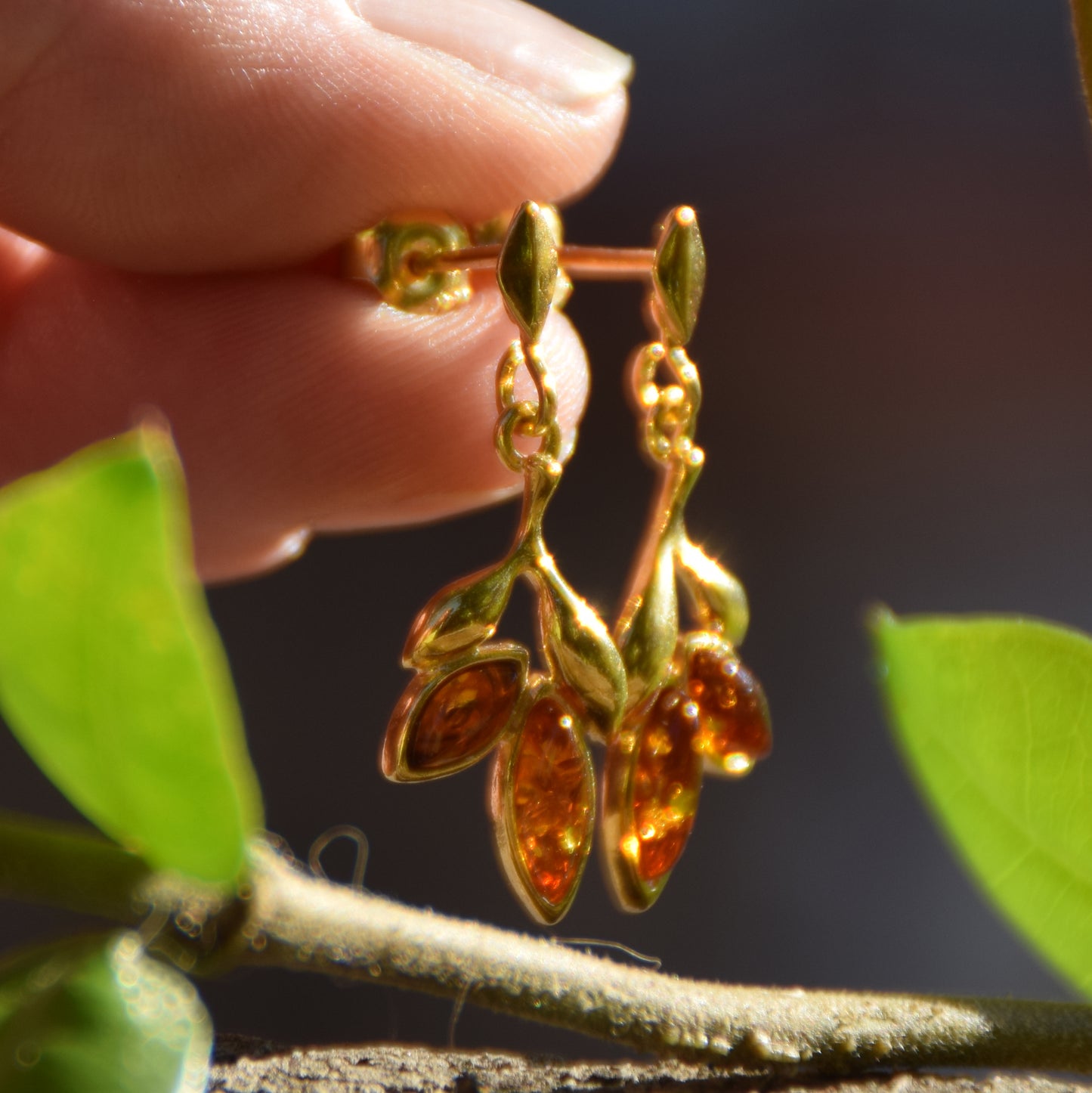 Orecchini floreali con Ambra naturale color cognac e Argento 925 placcato in Oro 18k, MJ Baltica, BZK064