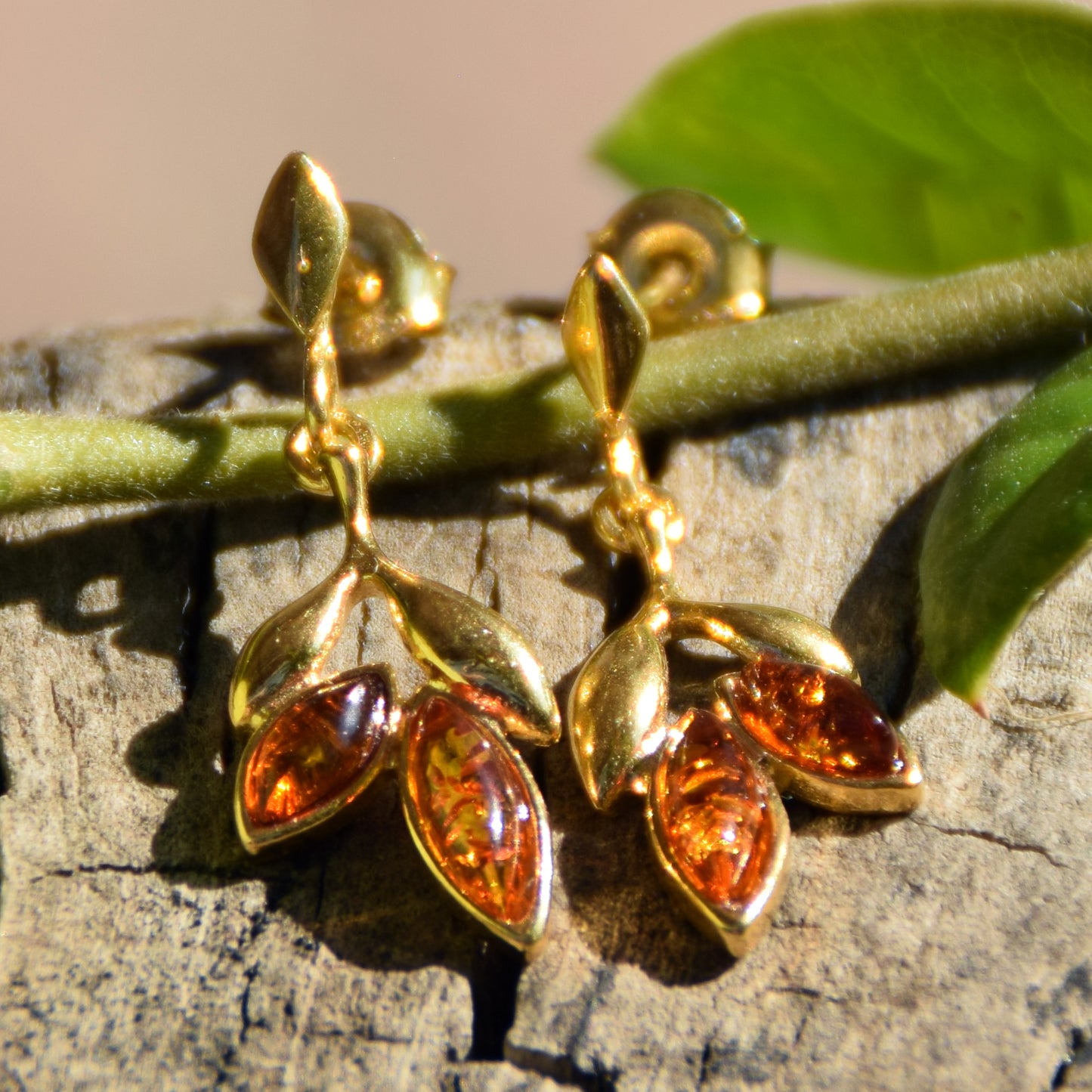 Orecchini floreali con Ambra naturale color cognac e Argento 925 placcato in Oro 18k, MJ Baltica, BZK064