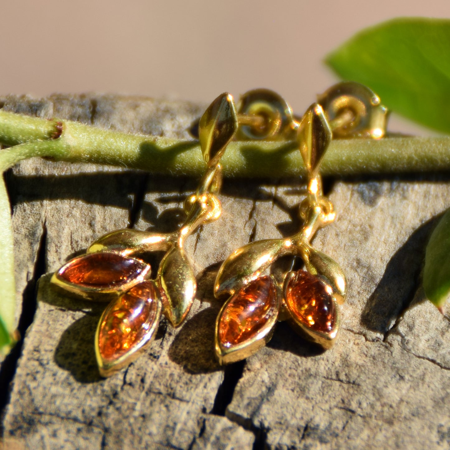 Orecchini floreali con Ambra naturale color cognac e Argento 925 placcato in Oro 18k, MJ Baltica, BZK064