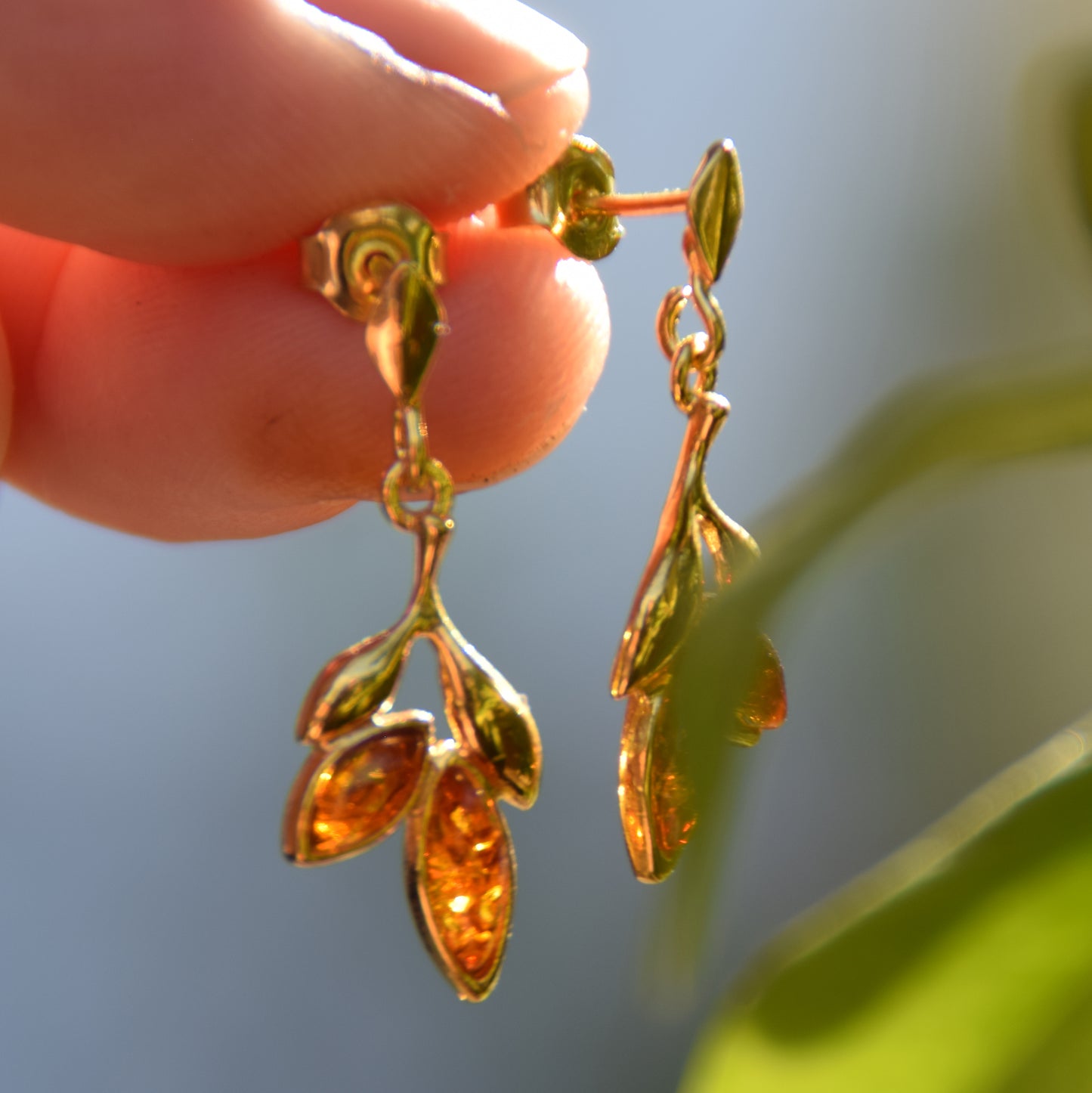 Orecchini floreali con Ambra naturale color cognac e Argento 925 placcato in Oro 18k, MJ Baltica, BZK064