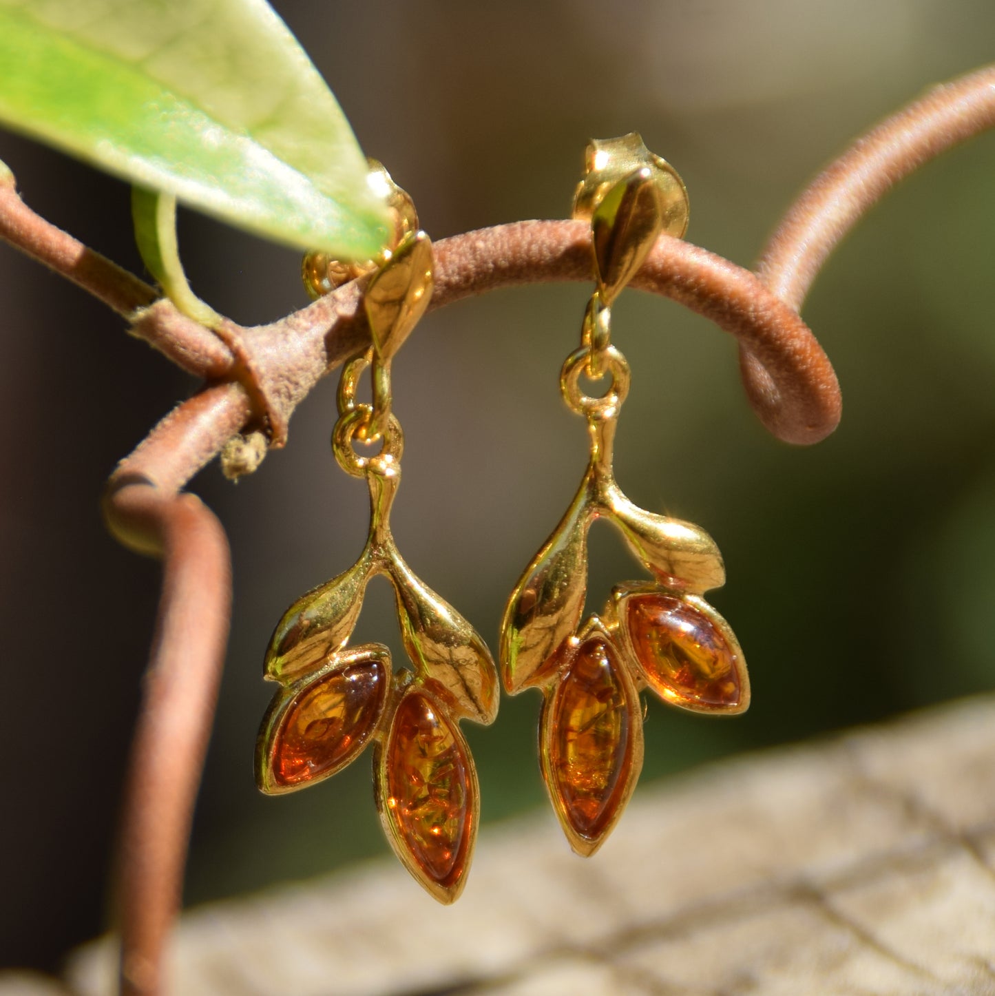 Orecchini floreali con Ambra naturale color cognac e Argento 925 placcato in Oro 18k, MJ Baltica, BZK064
