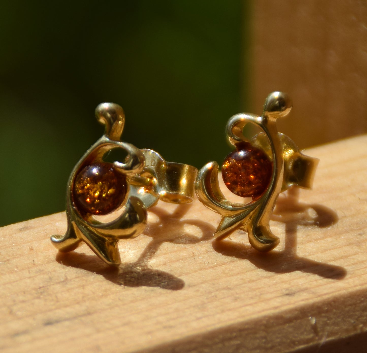 MJ Baltica, orecchini, Ambra naturale Baltica, Argento 925, placcato in Oro 18k, decoro, unico, elelgante, BZK071