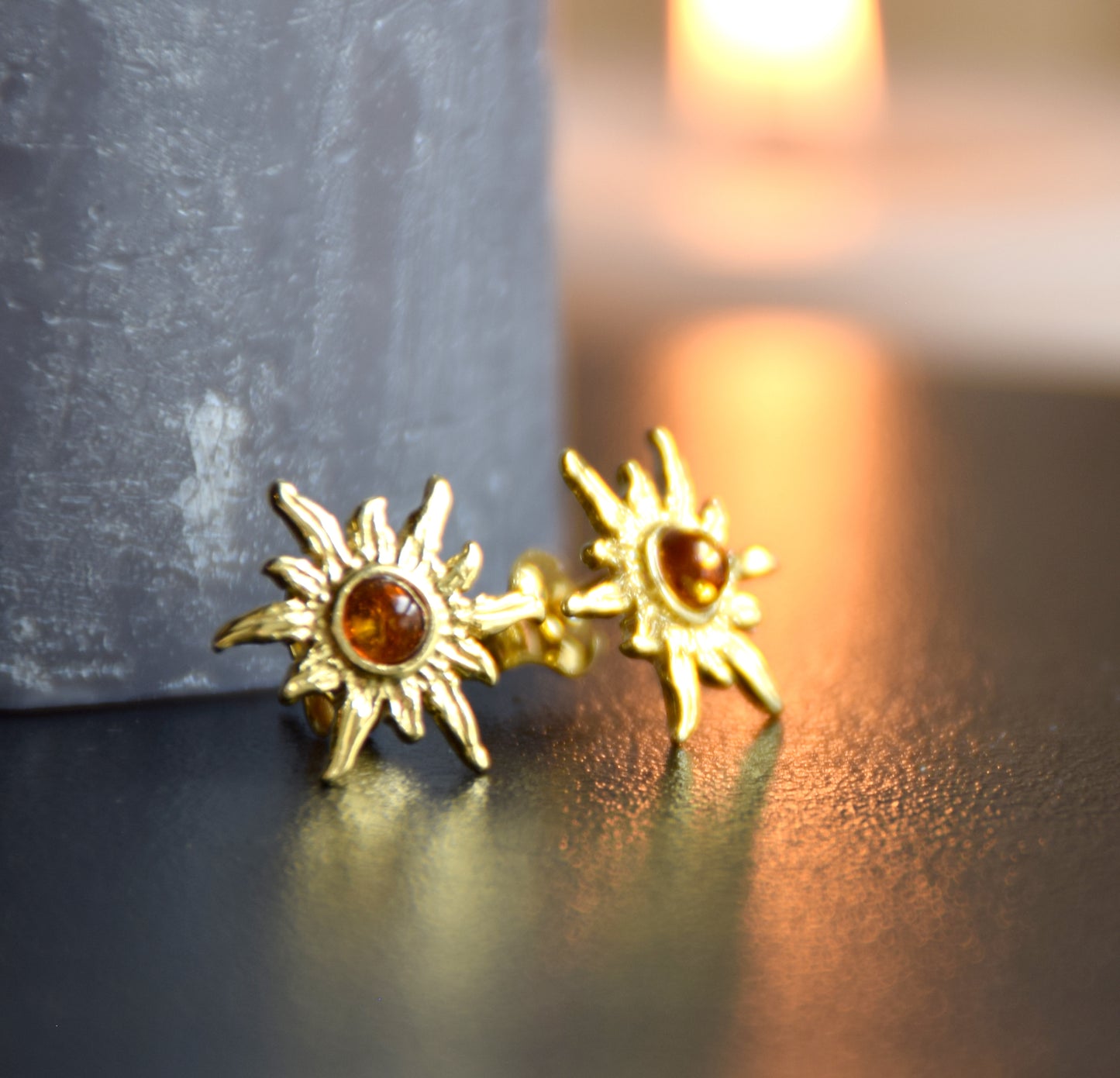 Orecchini a forma di sole con Ambra naturale color cognac e Argento 925 placcato in Oro 18k, MJ Baltica, BZK072