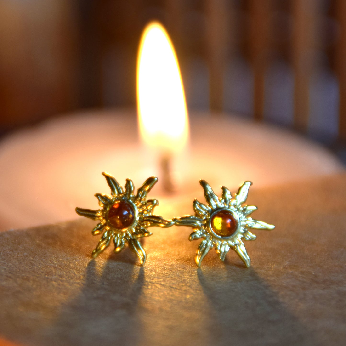 Orecchini a forma di sole con Ambra naturale color cognac e Argento 925 placcato in Oro 18k, MJ Baltica, BZK072