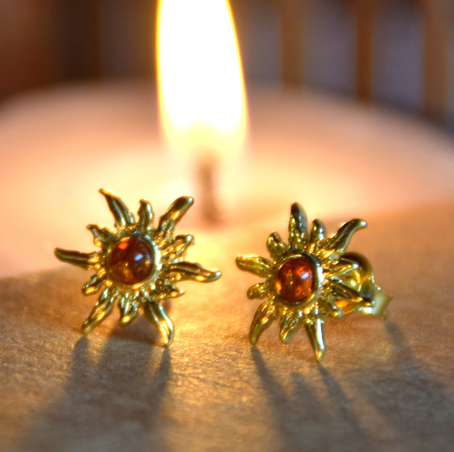 Orecchini a forma di sole con Ambra naturale color cognac e Argento 925 placcato in Oro 18k, MJ Baltica, BZK072