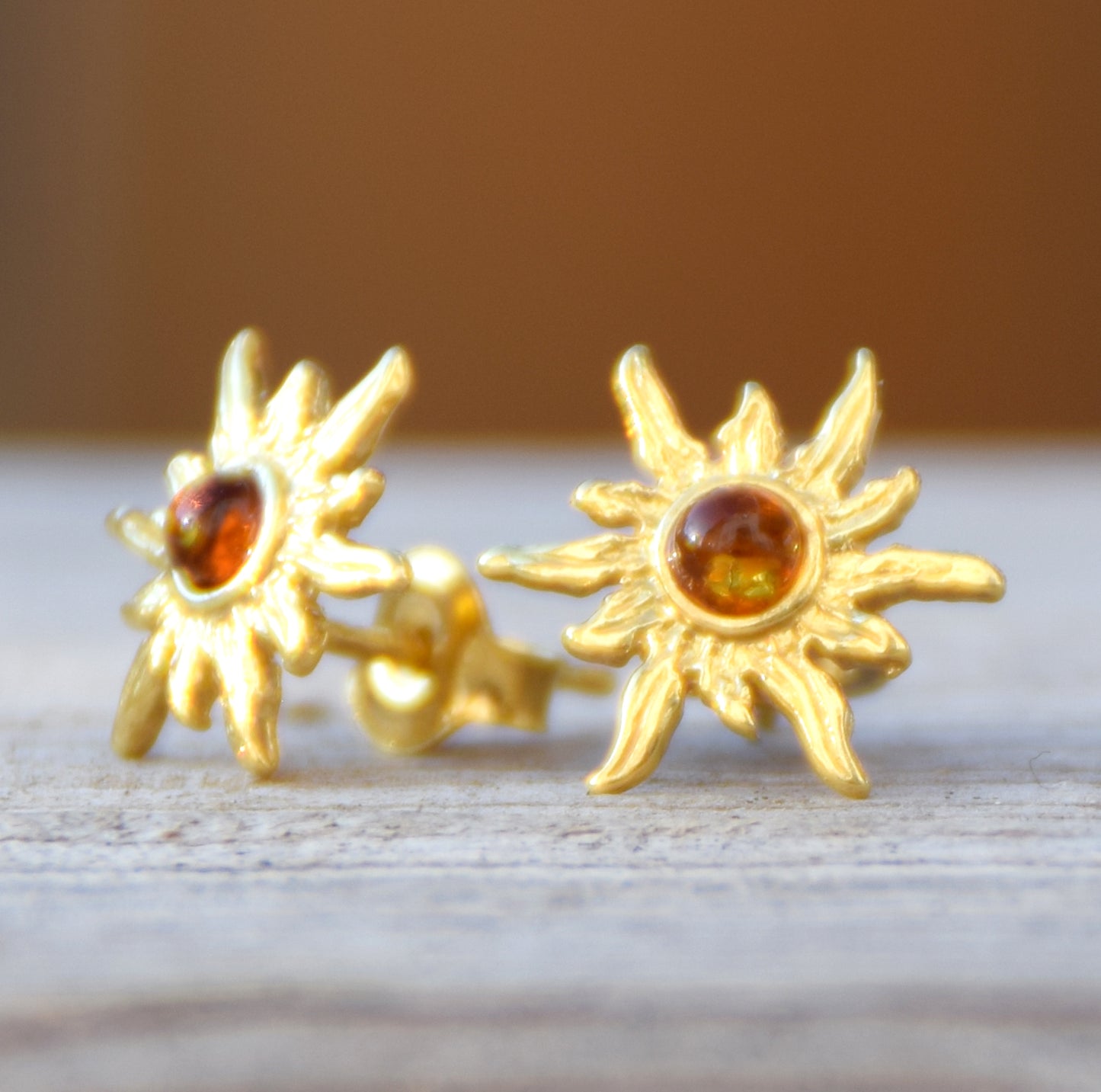 Orecchini a forma di sole con Ambra naturale color cognac e Argento 925 placcato in Oro 18k, MJ Baltica, BZK072
