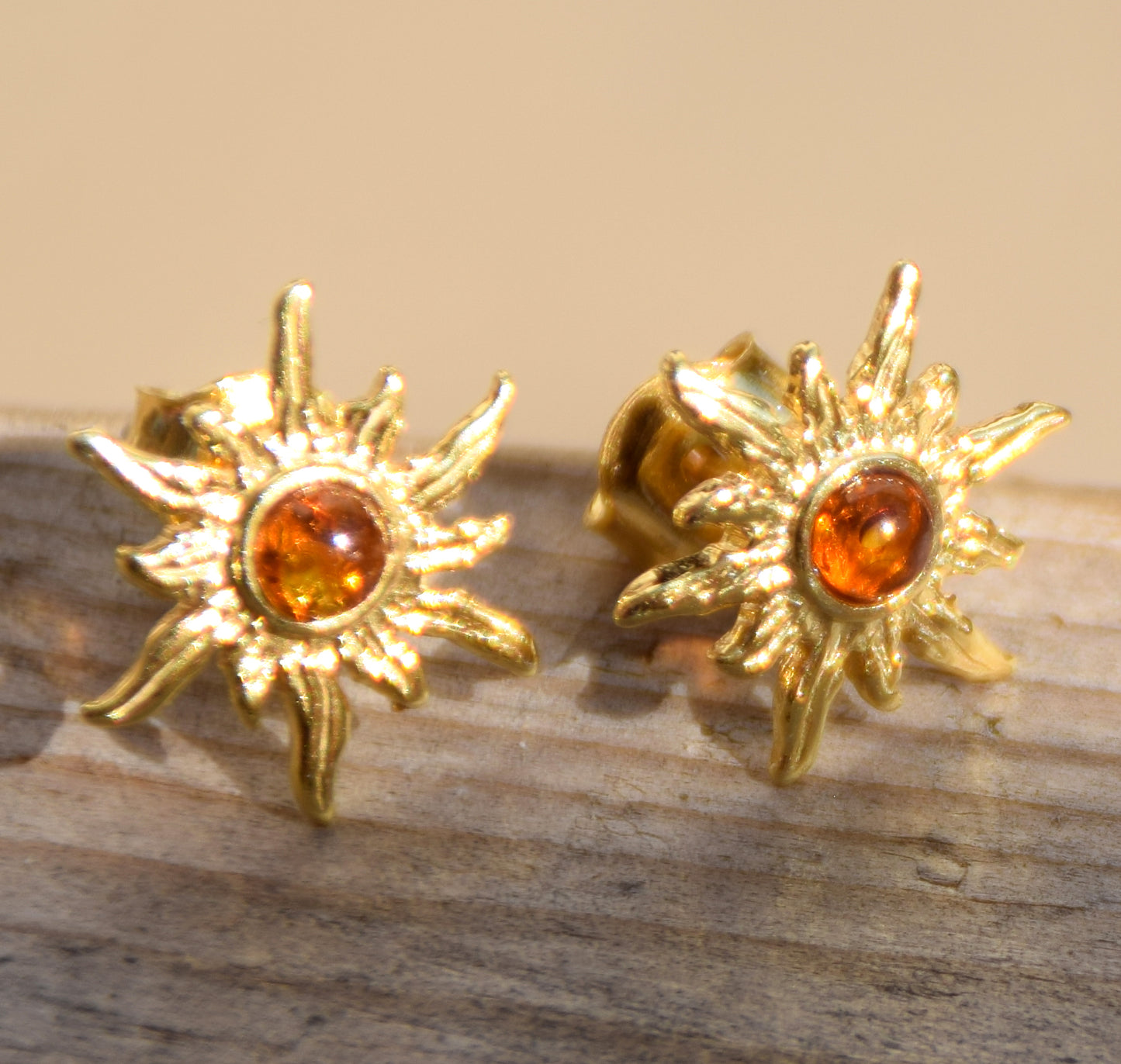 Orecchini a forma di sole con Ambra naturale color cognac e Argento 925 placcato in Oro 18k, MJ Baltica, BZK072