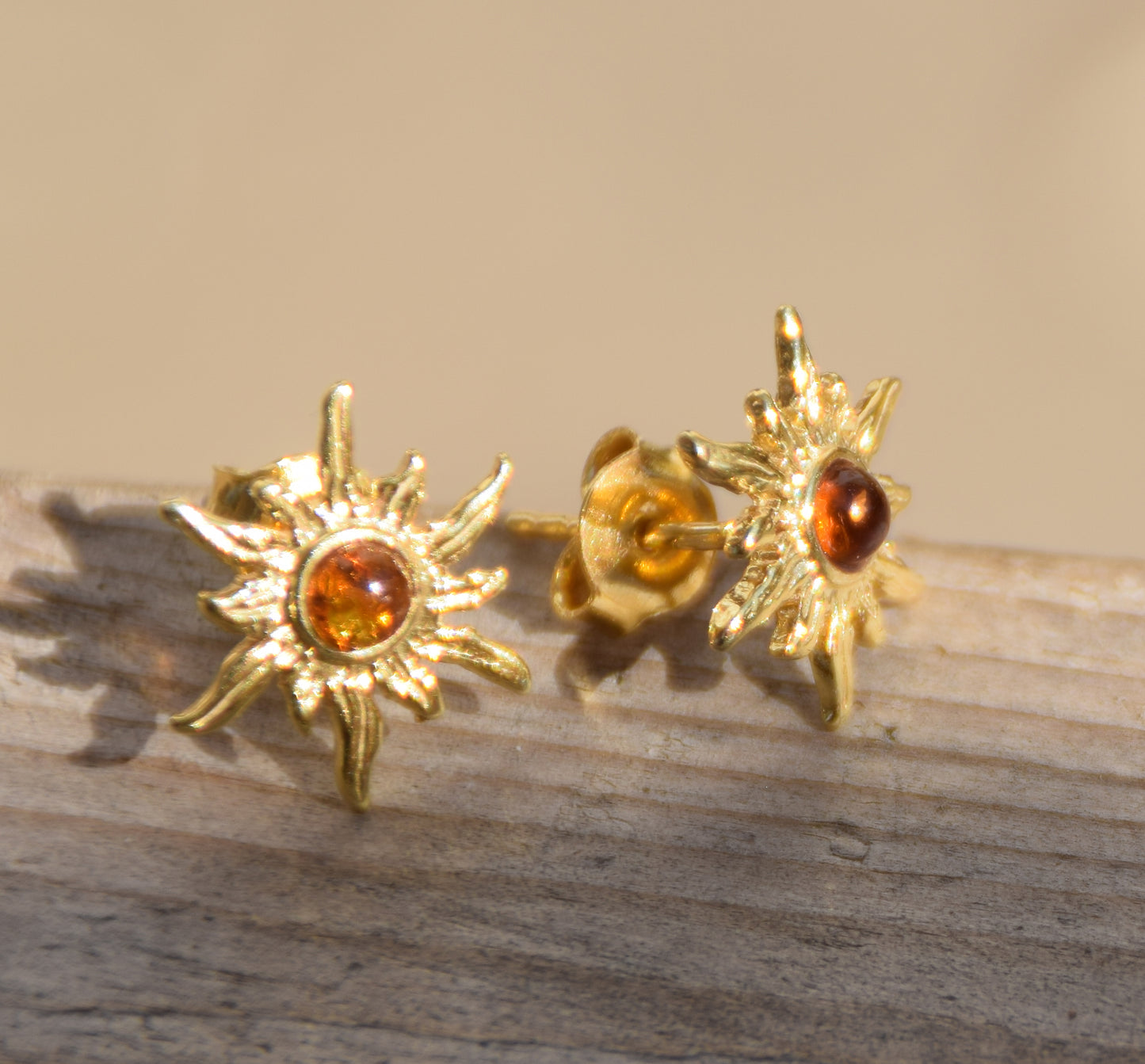 Orecchini a forma di sole con Ambra naturale color cognac e Argento 925 placcato in Oro 18k, MJ Baltica, BZK072
