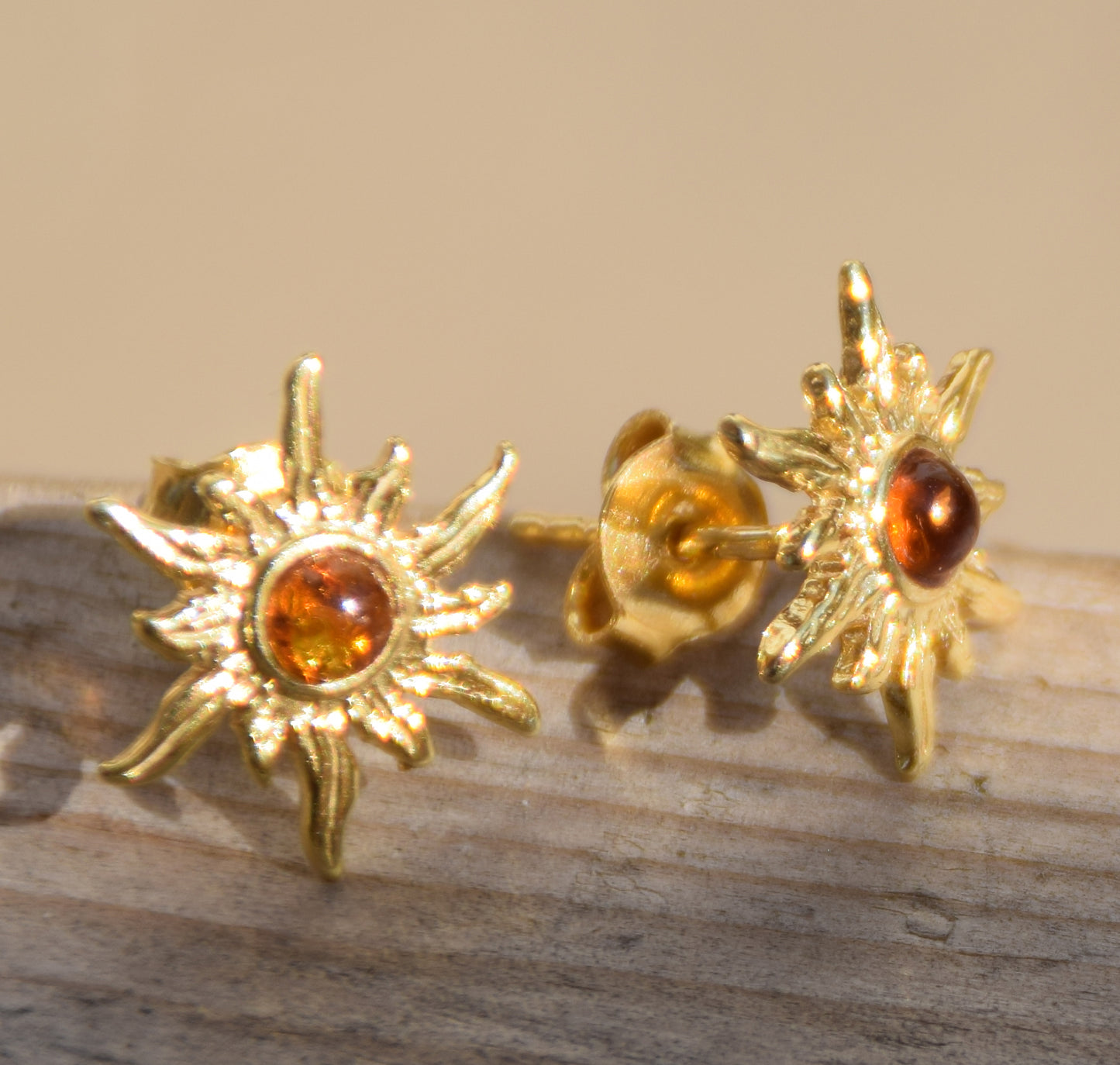 Orecchini a forma di sole con Ambra naturale color cognac e Argento 925 placcato in Oro 18k, MJ Baltica, BZK072