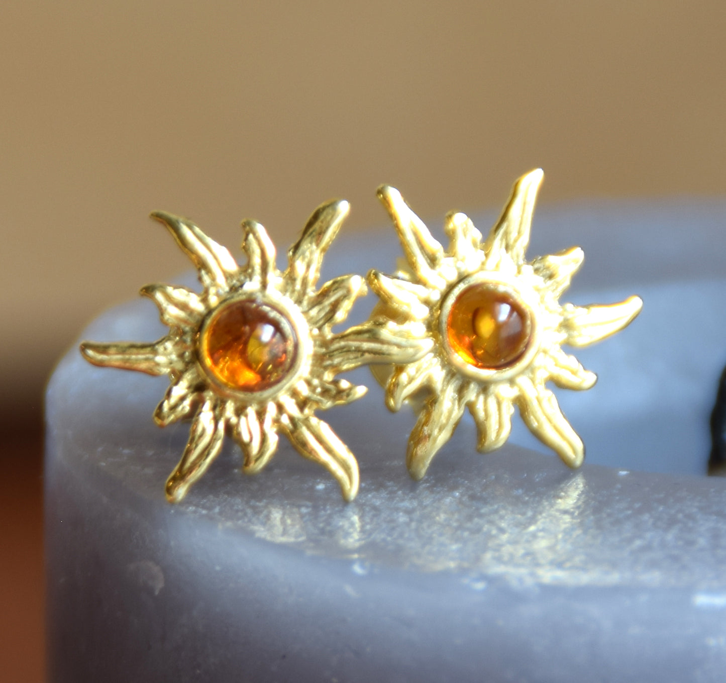 Orecchini a forma di sole con Ambra naturale color cognac e Argento 925 placcato in Oro 18k, MJ Baltica, BZK072