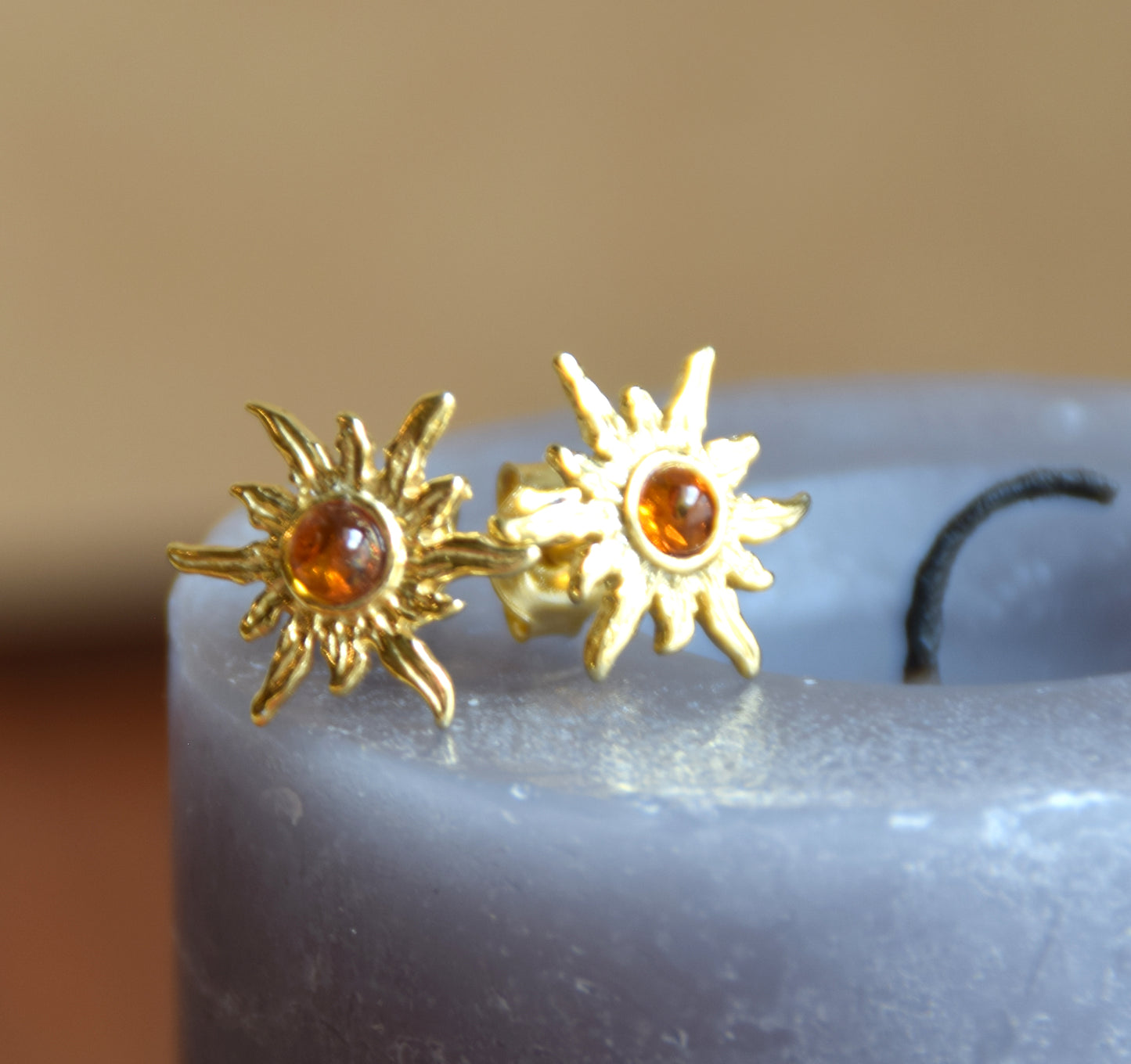 Orecchini a forma di sole con Ambra naturale color cognac e Argento 925 placcato in Oro 18k, MJ Baltica, BZK072