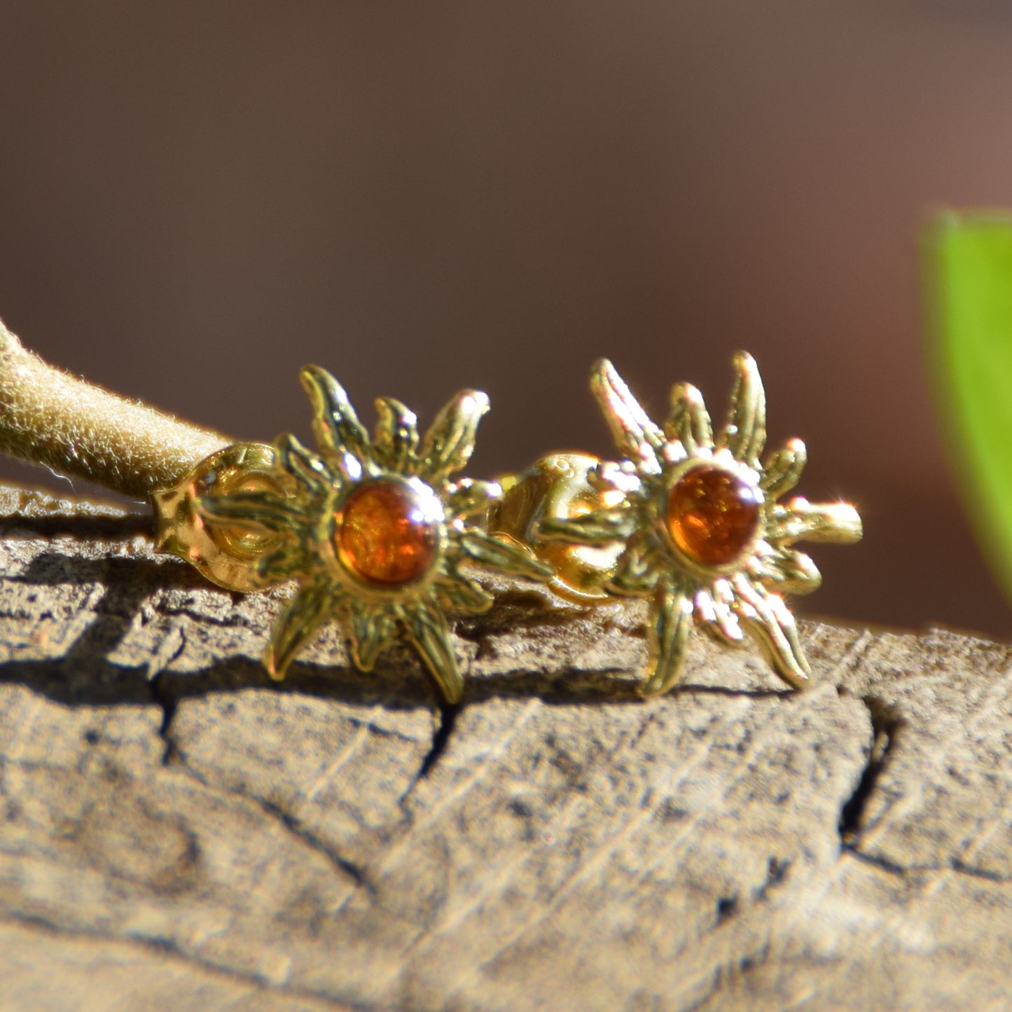 Orecchini a forma di sole con Ambra naturale color cognac e Argento 925 placcato in Oro 18k, MJ Baltica, BZK072