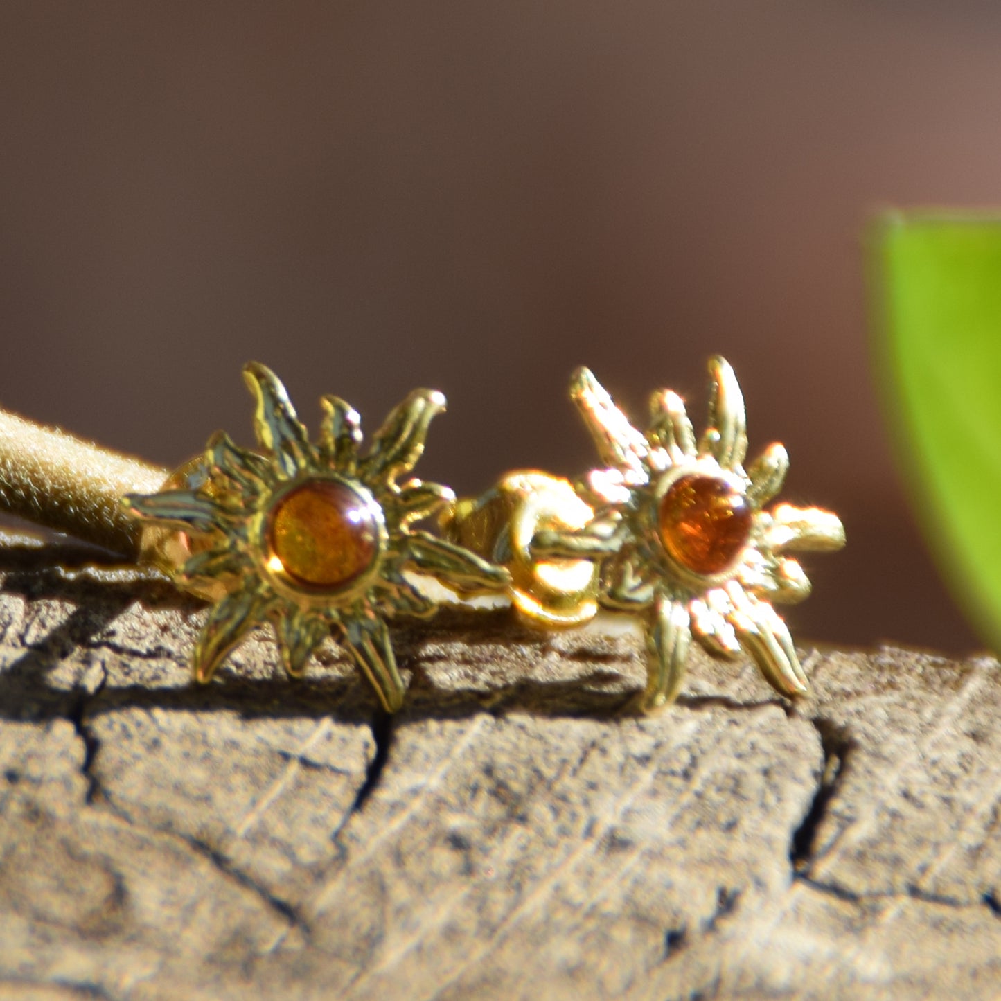 Orecchini a forma di sole con Ambra naturale color cognac e Argento 925 placcato in Oro 18k, MJ Baltica, BZK072