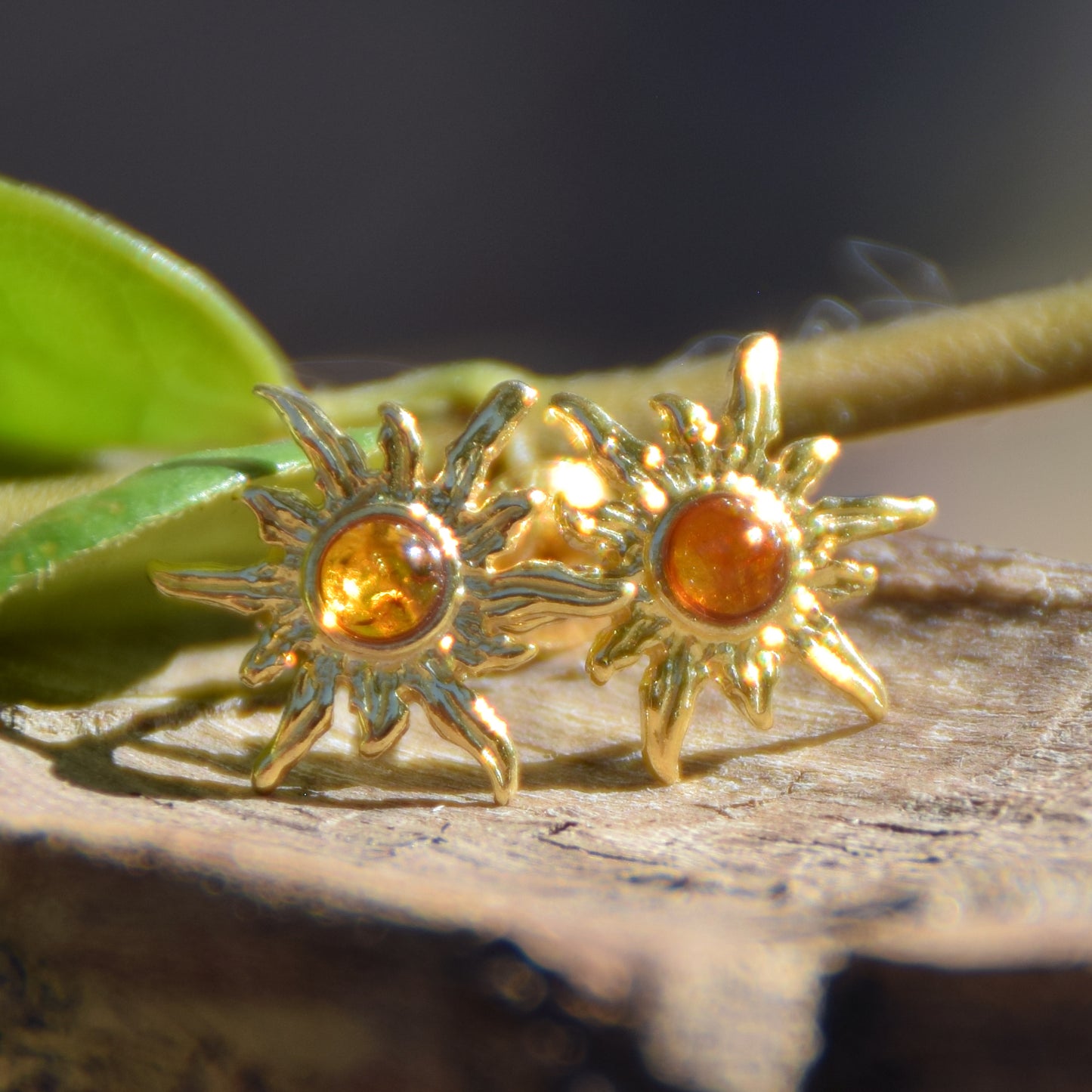 Orecchini a forma di sole con Ambra naturale color cognac e Argento 925 placcato in Oro 18k, MJ Baltica, BZK072