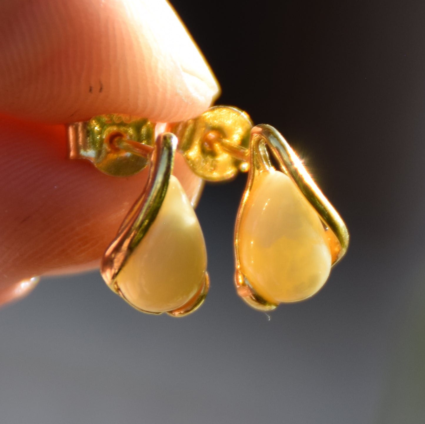 Orecchini a goccia con Ambra naturale imperiale color crema e Argento 925 placcato in Oro 18 carati, MJ Baltica, BZK076