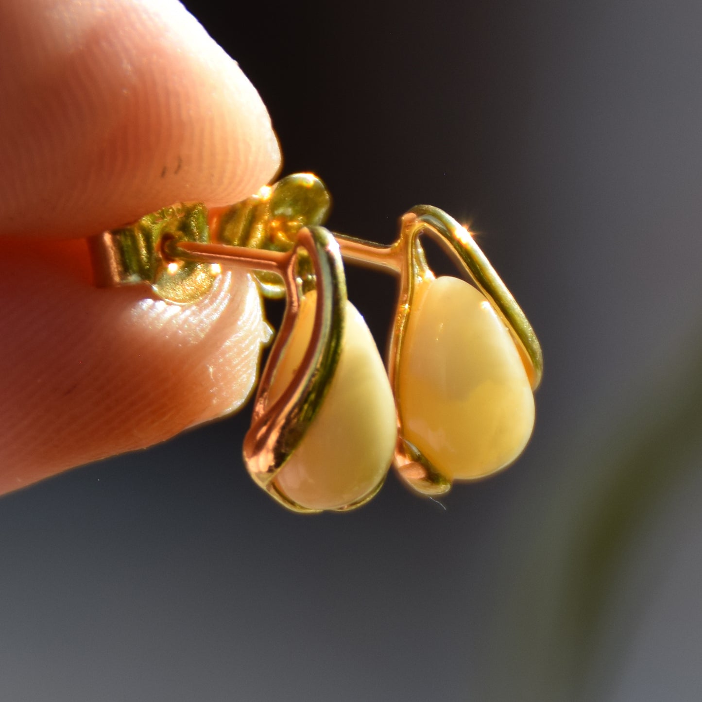 Orecchini a goccia con Ambra naturale imperiale color crema e Argento 925 placcato in Oro 18 carati, MJ Baltica, BZK076