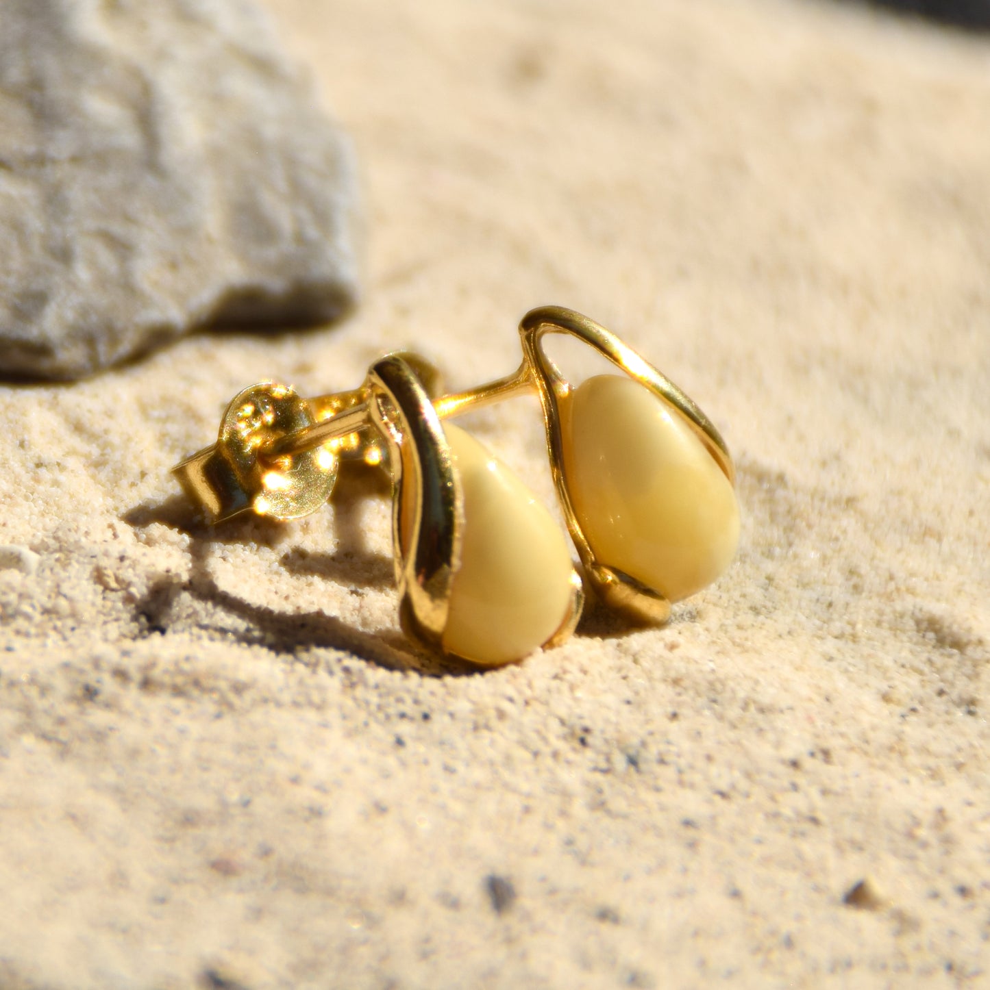 Orecchini a goccia con Ambra naturale imperiale color crema e Argento 925 placcato in Oro 18 carati, MJ Baltica, BZK076