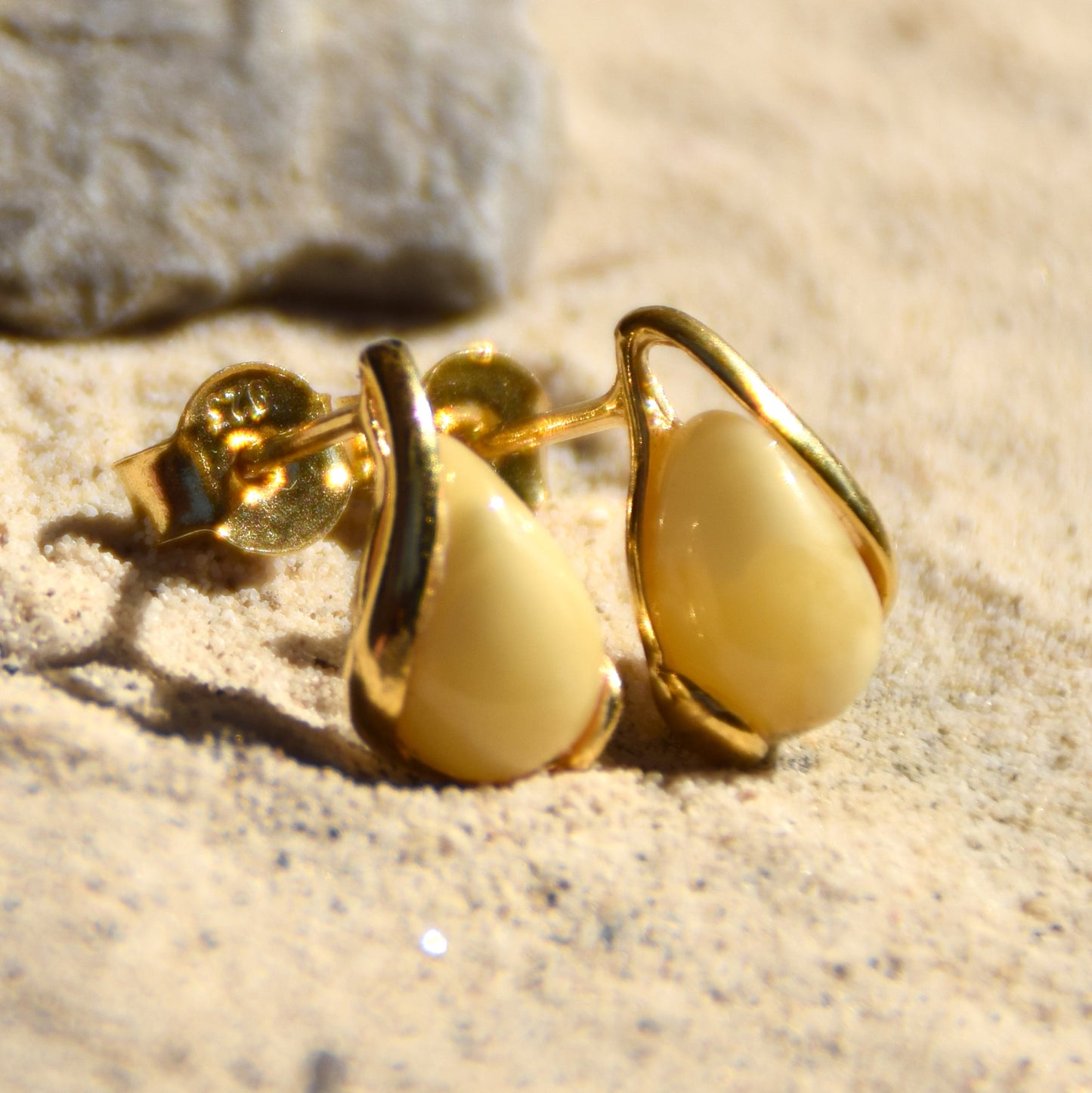 Orecchini a goccia con Ambra naturale imperiale color crema e Argento 925 placcato in Oro 18 carati, MJ Baltica, BZK076