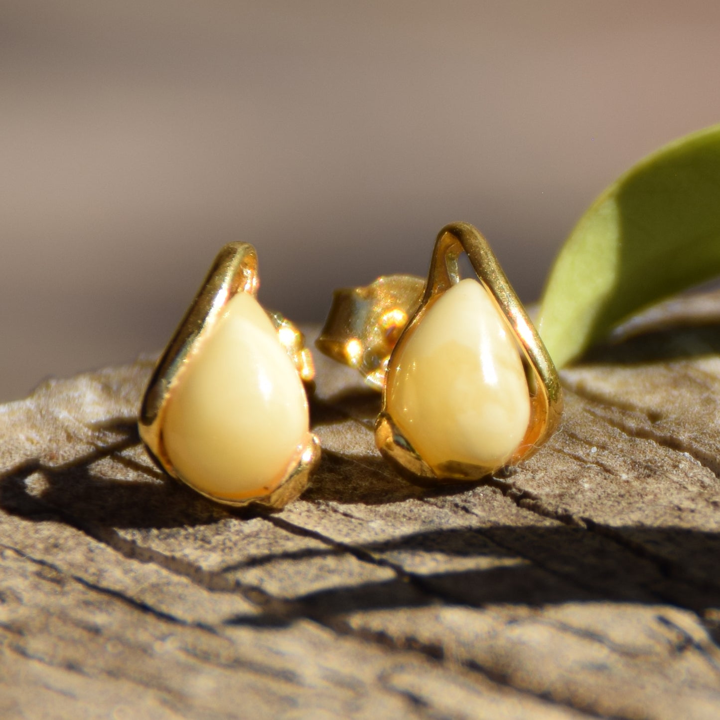 Orecchini a goccia con Ambra naturale imperiale color crema e Argento 925 placcato in Oro 18 carati, MJ Baltica, BZK076