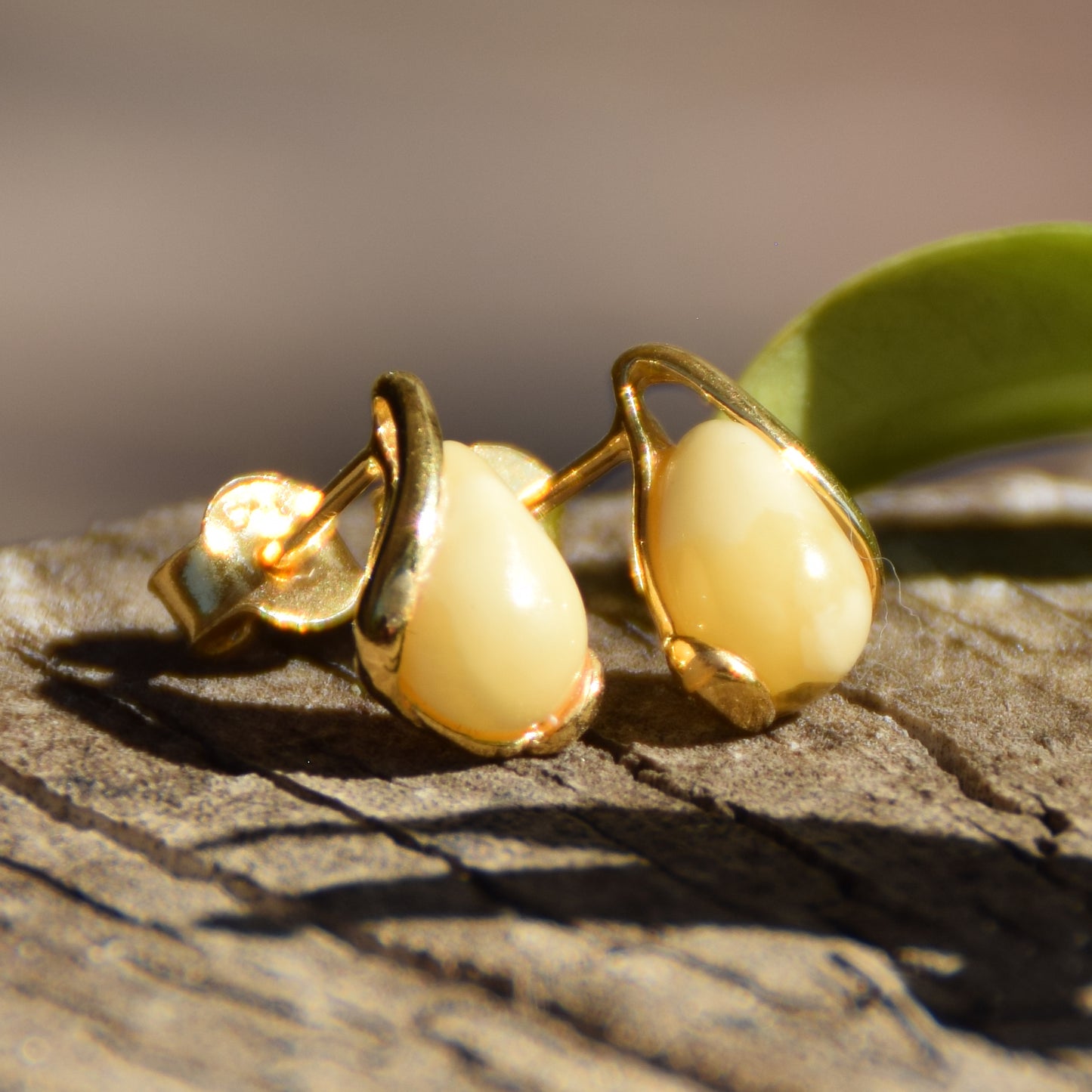 Orecchini a goccia con Ambra naturale imperiale color crema e Argento 925 placcato in Oro 18 carati, MJ Baltica, BZK076