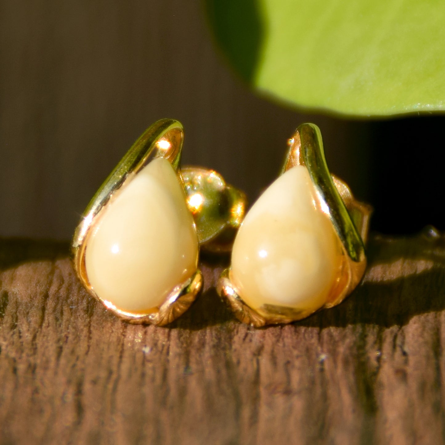 Orecchini a goccia con Ambra naturale imperiale color crema e Argento 925 placcato in Oro 18 carati, MJ Baltica, BZK076