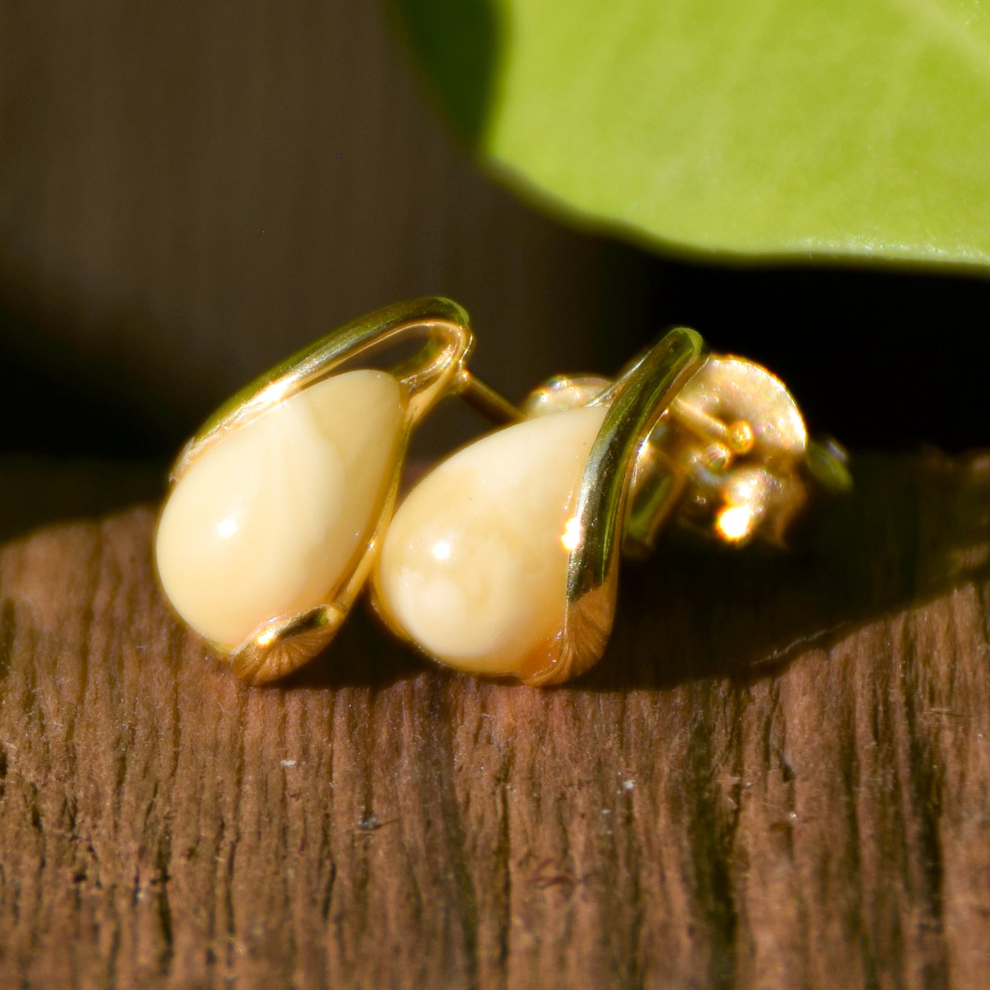 Orecchini a goccia con Ambra naturale imperiale color crema e Argento 925 placcato in Oro 18 carati, MJ Baltica, BZK076