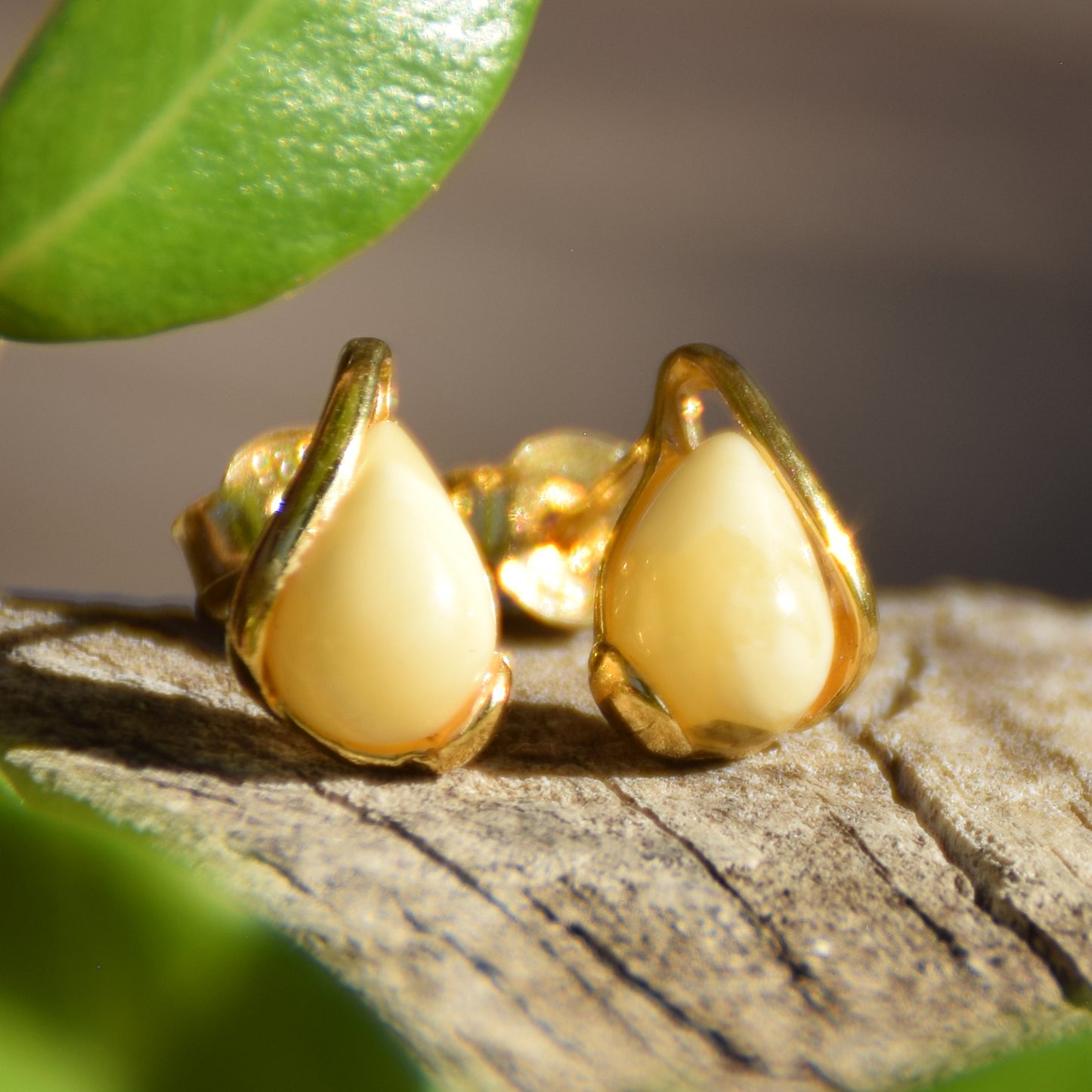 Orecchini a goccia con Ambra naturale imperiale color crema e Argento 925 placcato in Oro 18 carati, MJ Baltica, BZK076