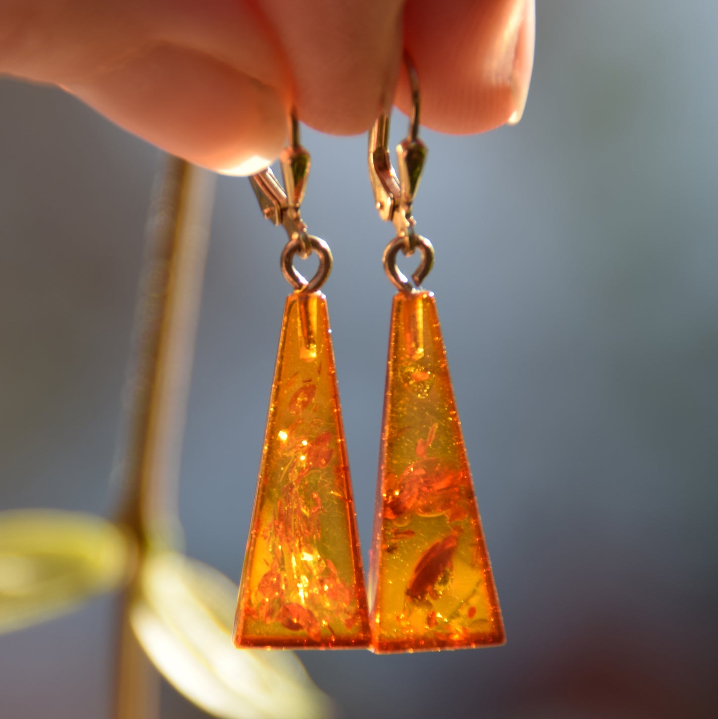 Elegante Ohrringe mit frei schwingendem Stein aus cognacfarbenem Naturbernstein und 18K vergoldetem 925er Silber, MJ Baltica, BZK082