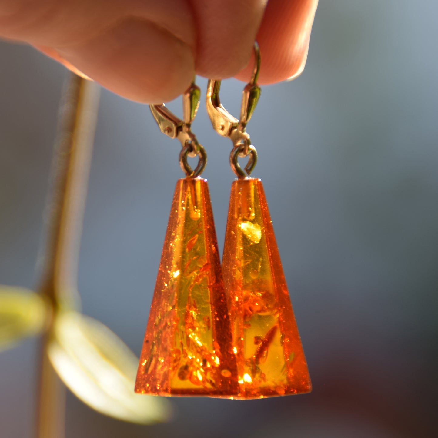 Elegante Ohrringe mit frei schwingendem Stein aus cognacfarbenem Naturbernstein und 18K vergoldetem 925er Silber, MJ Baltica, BZK082